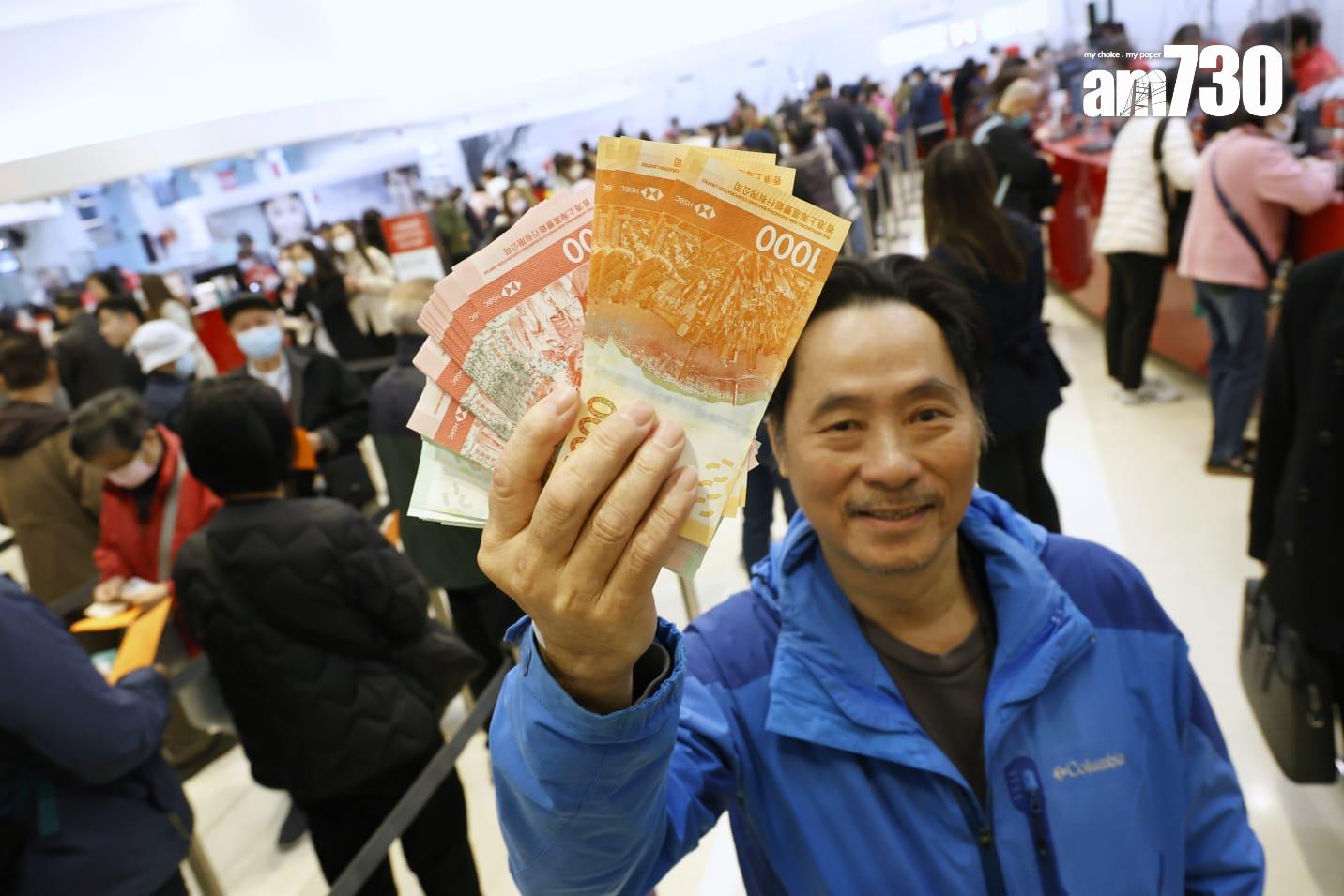 朱先生兌換了數張1,000元的「黃牛」,打算封給兒女。(林俊源攝)