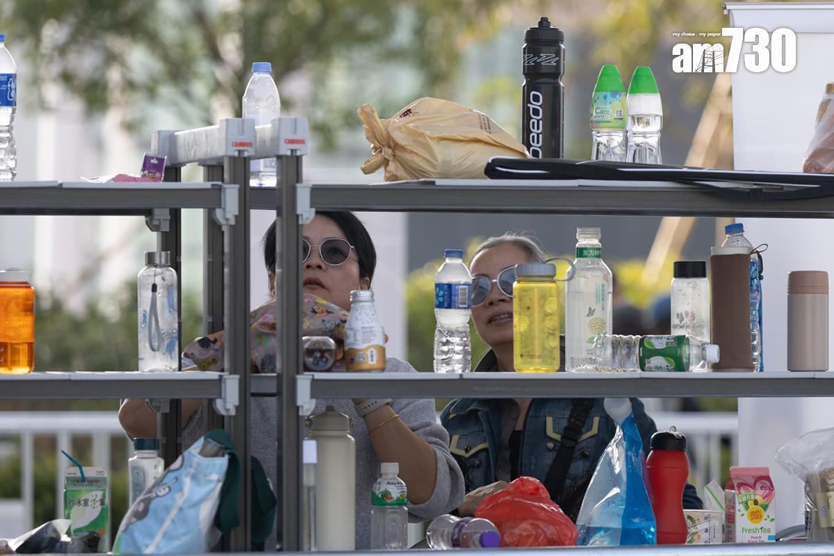 啟德體育園主場館外的置物架存有大量水樽和飲品。(蘇文傑攝)