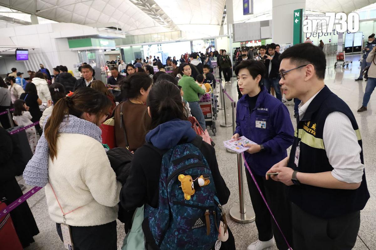 警方和入境處代表在機場向旅客派傳單,宣傳提防海外求職騙案。(鍾式明攝)