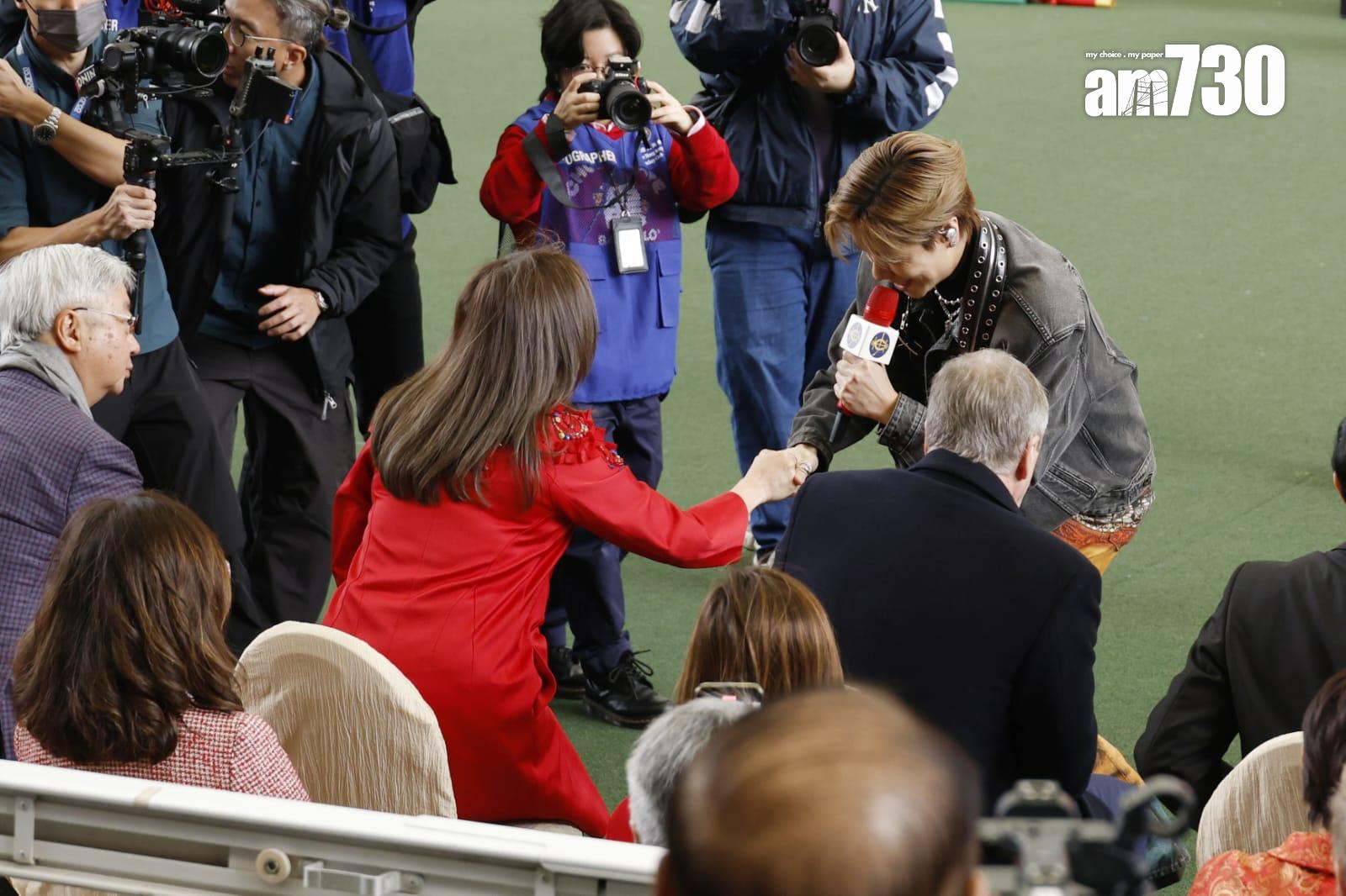 文化體育及旅遊局局長羅淑佩出席「2025農曆新年賽馬日」與張敬軒握手。(林俊源攝)