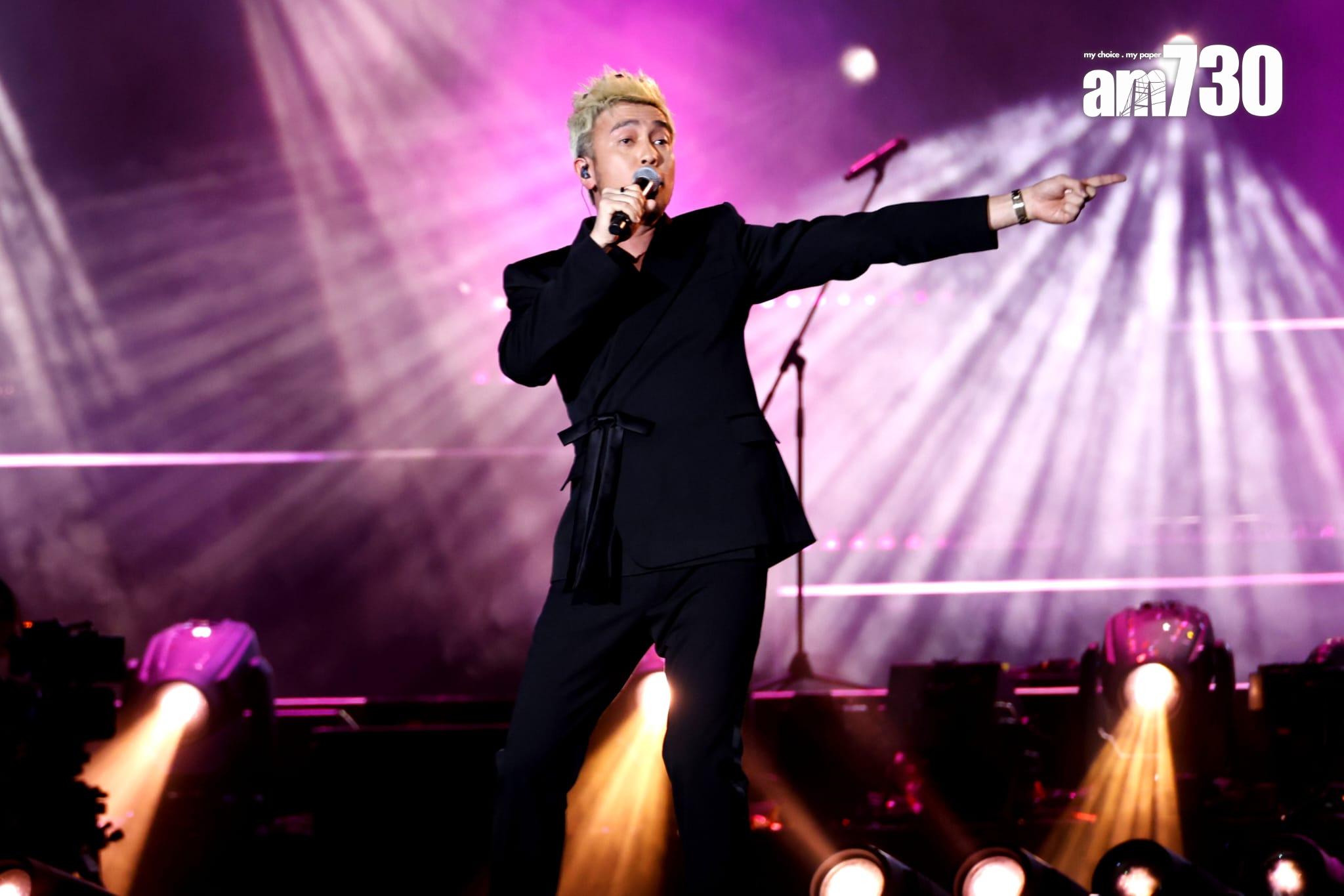 Tim等人就走出小型T-字台唱歌及彈結他,全場high爆。(林俊源攝)