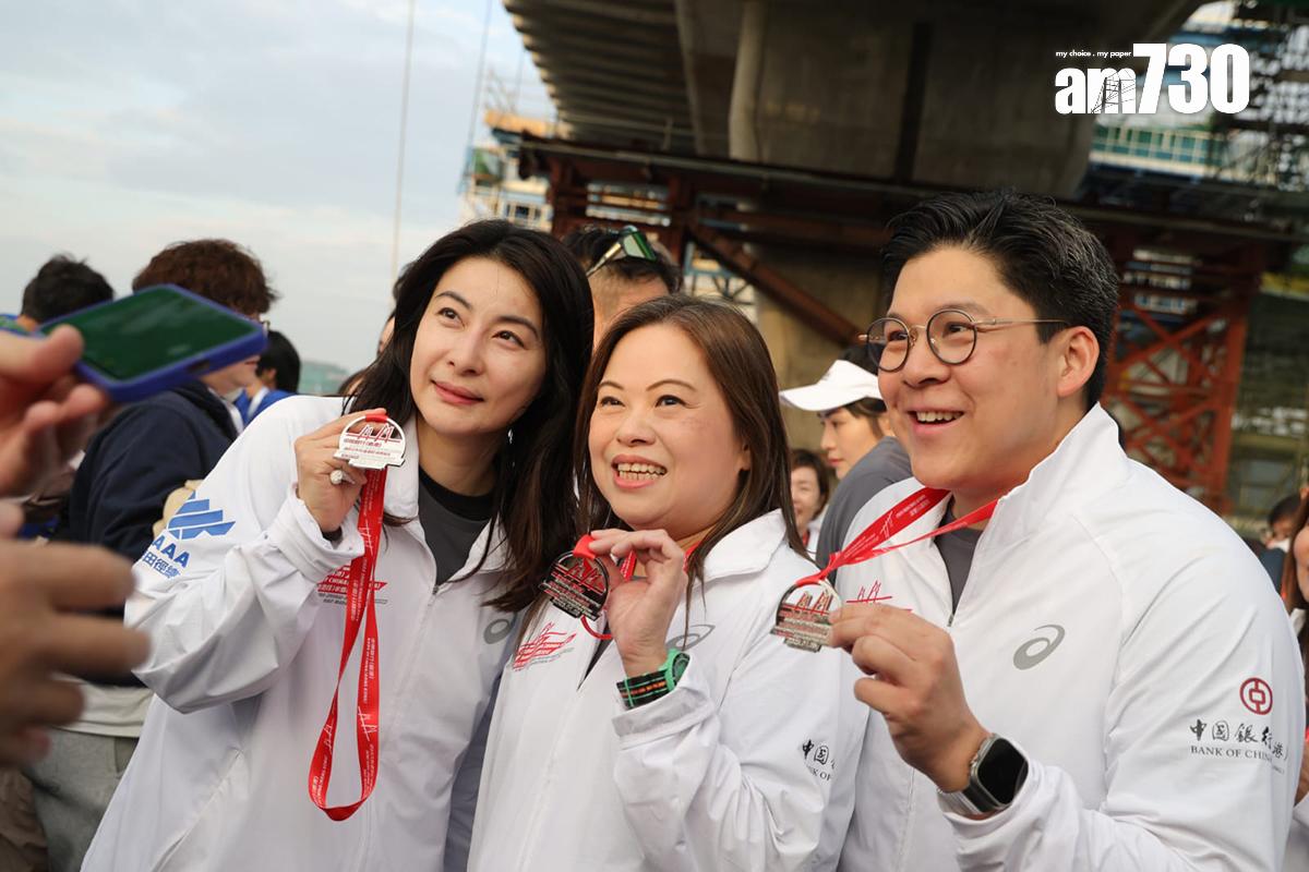 羅淑佩(中)與霍啟剛夫婦賽後合照留念。(吳康琦攝)