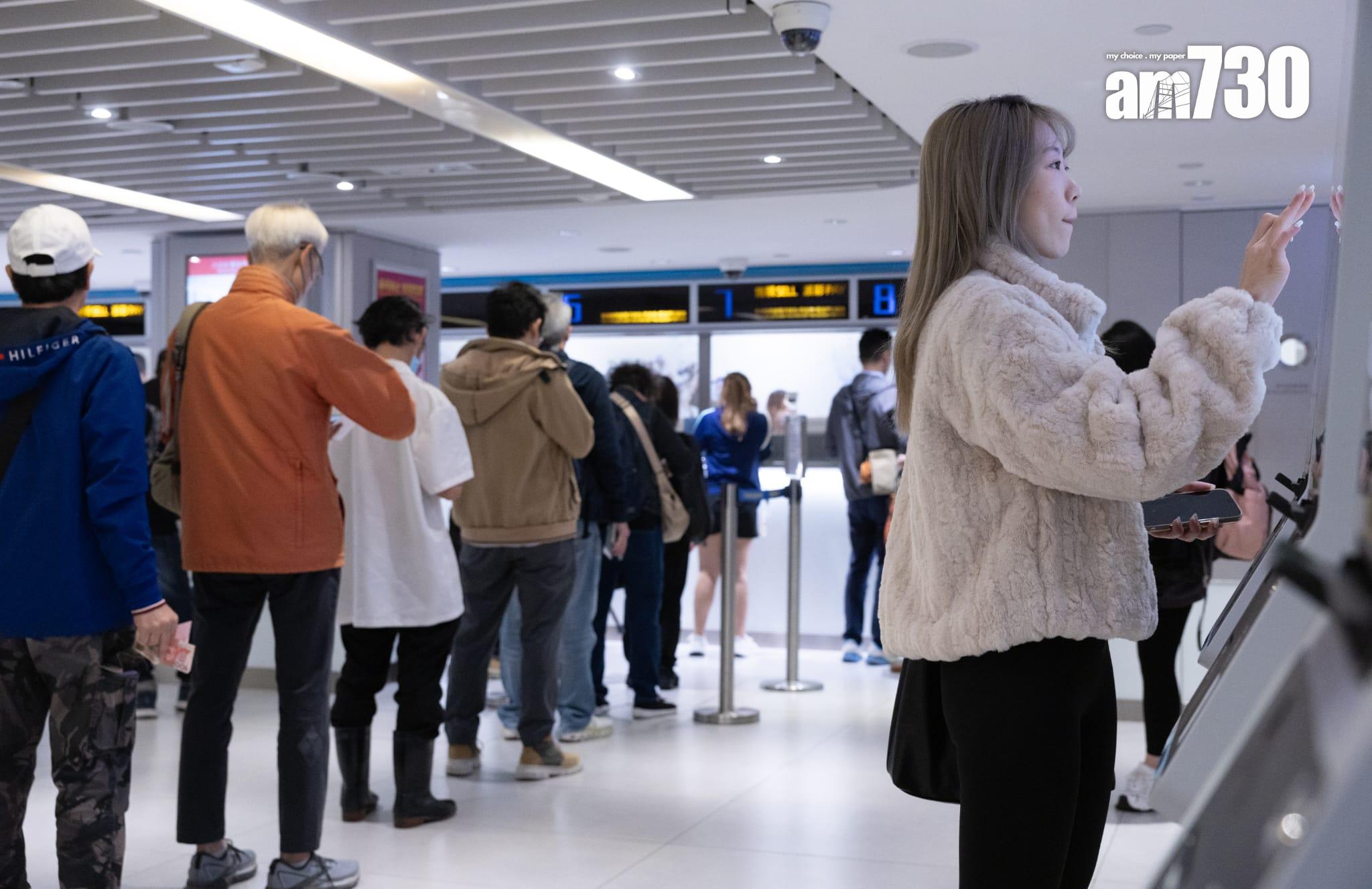 六合彩下期頭獎獎金料高達1.28億元,吸引了不少市民去投注站買票。(蘇文傑攝)