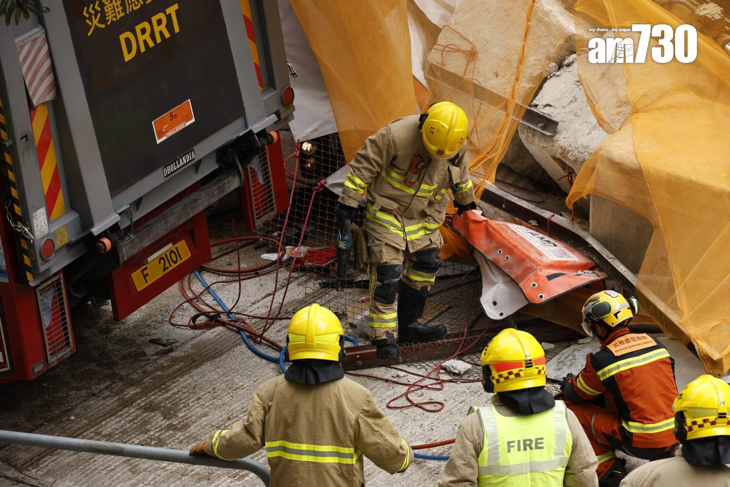 藍田康華苑對開連德道斜坡工地意外,垃圾車內一名乘客被夾車內,消防員正在場拯救。(林俊源攝)