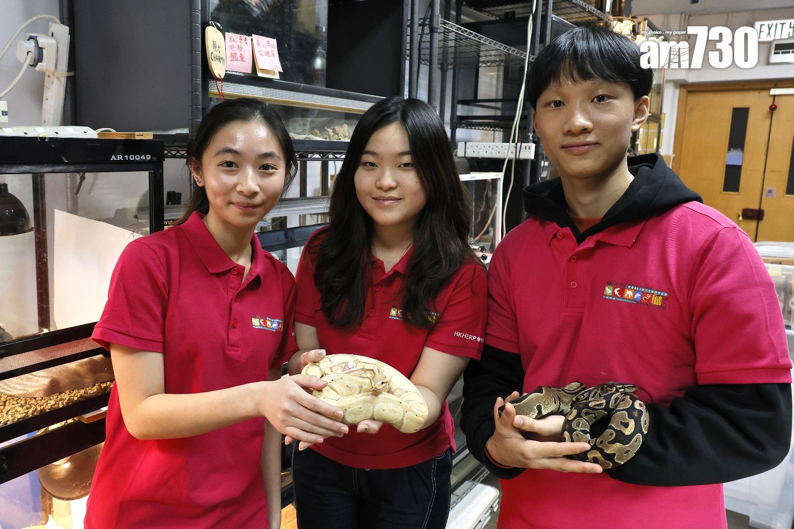 義工Layton(右一)稱,部分人視寵物蛇為玩物,經常旅行或移民都是棄養原因(林俊源攝)