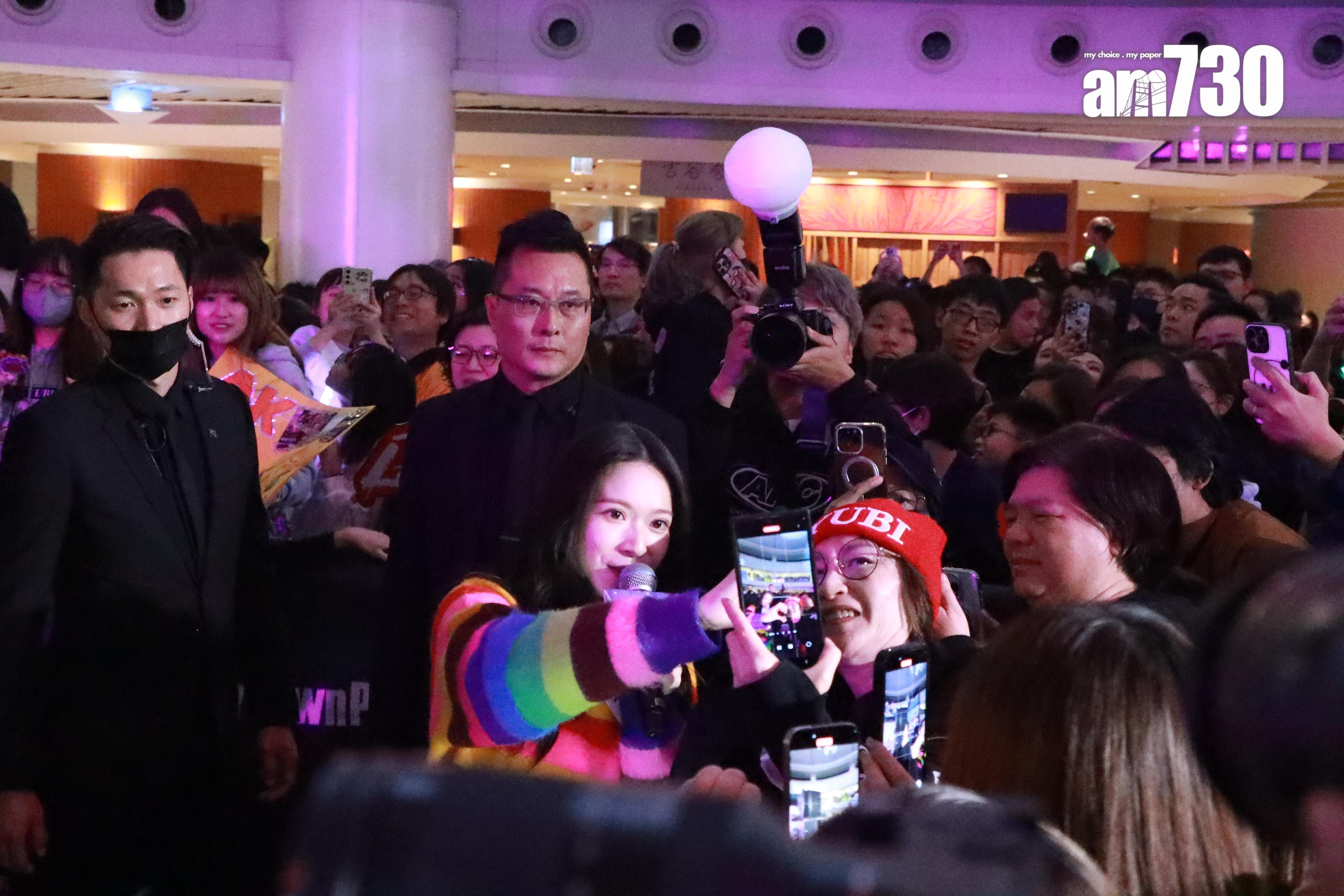 雲浩影Cloud走到台下與觀眾近距離接觸。(娛樂組攝)