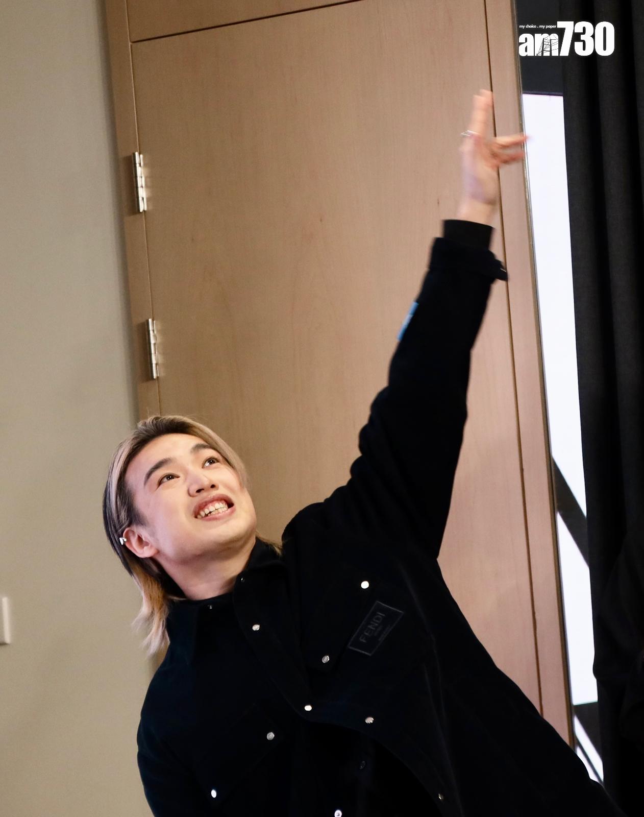 Jer柳應廷在等候訪問期間,自得其樂,「柳三歲」果然名不虛傳。(娛樂組攝)