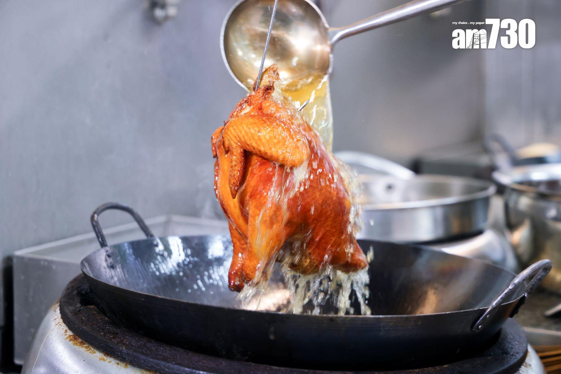 炸雞時須一下一下慢慢淋油,油溫大概70-80度,不停淋20分鐘至雞肉僅熟,再開大火淋到化皮。