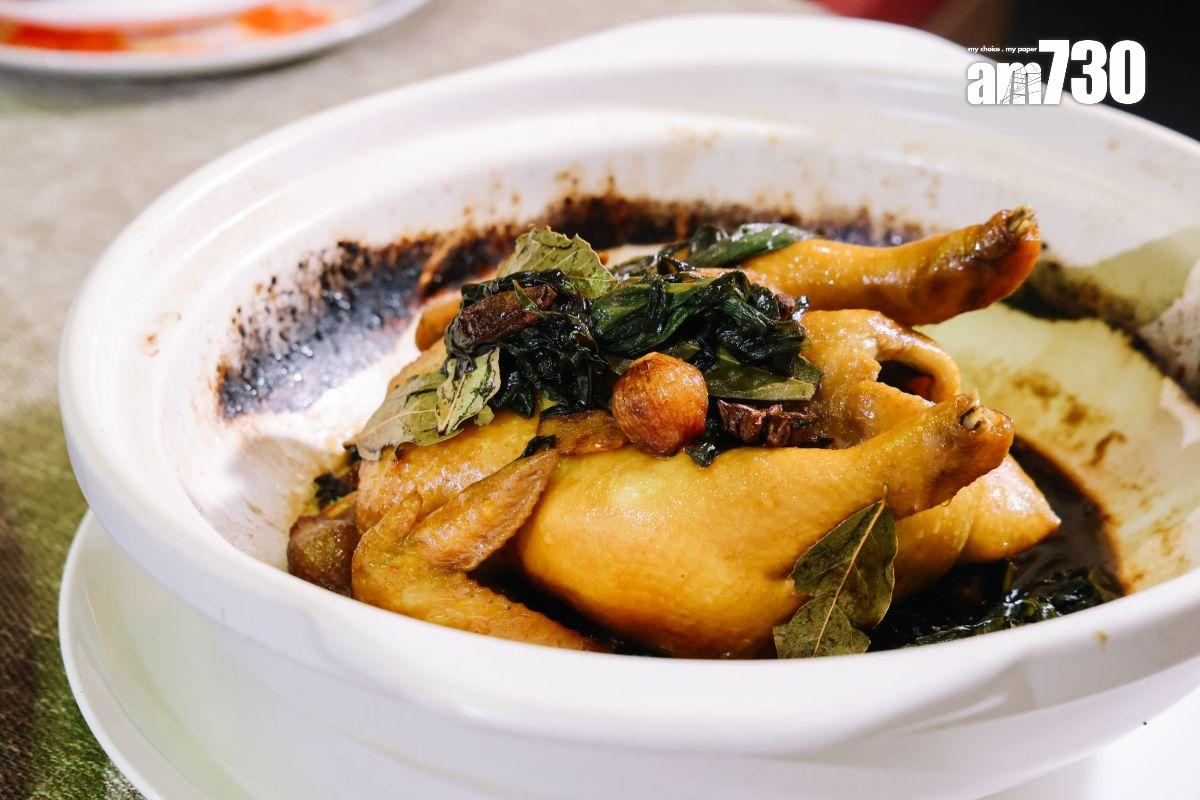 濃油赤醬煙燻平原雞 以雞油花雕甜豉油汁燜煮,再用烏龍、桂花茶葉煙燻,令雞肉吸收茶葉香氣。