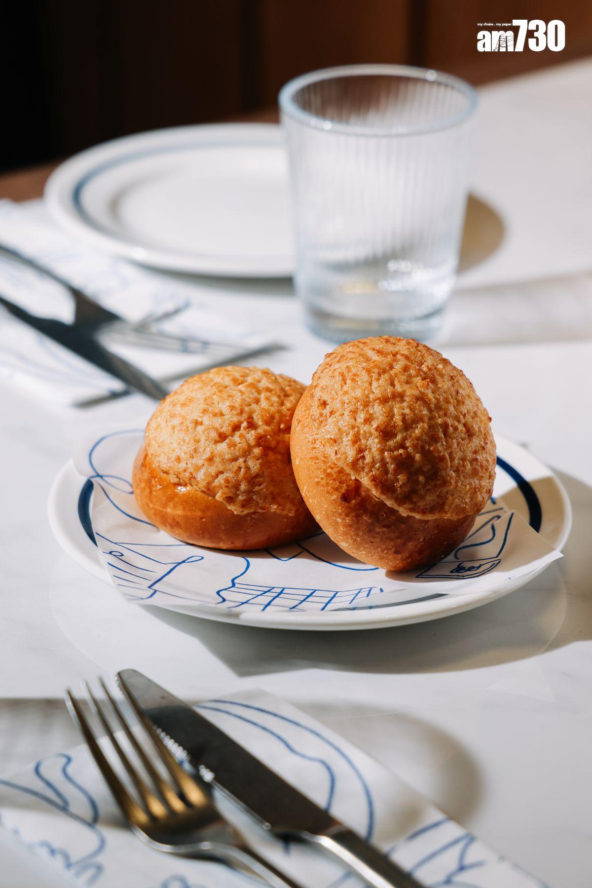 楊枝甘露菠蘿包 $28 芒果椰奶忌廉餡軟滑不膩,菲律賓芒果天然香甜,椰絲酥皮薄脆,好吃!