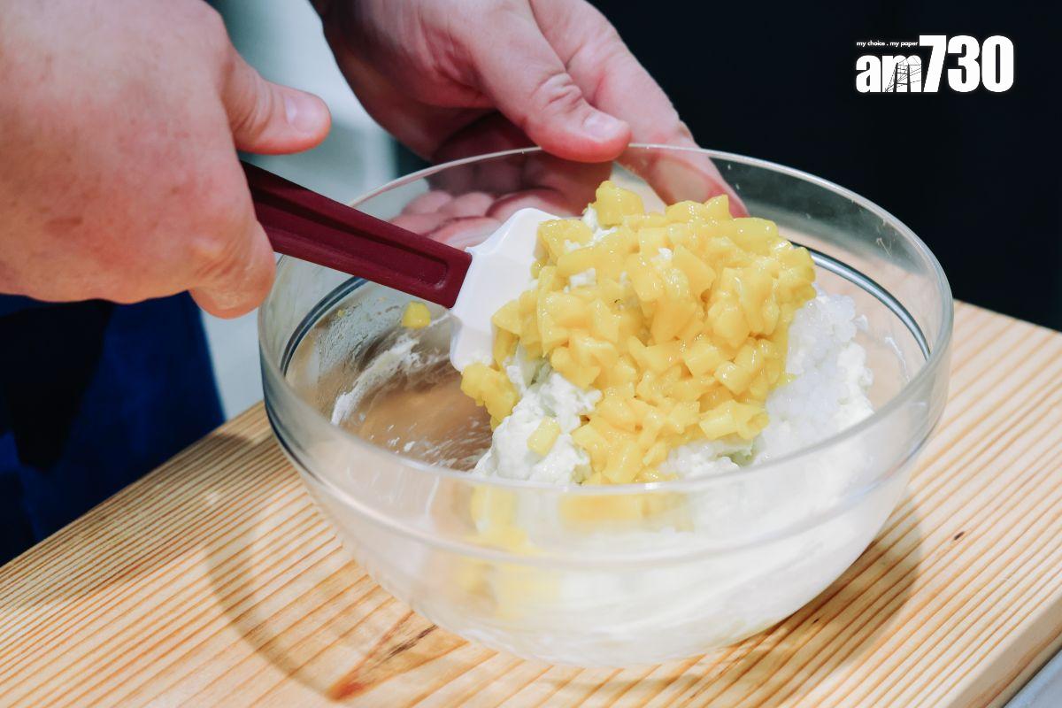 楊枝甘露餡混合菲律賓芒果粒、椰奶忌廉及西米。