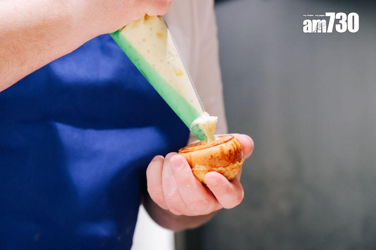 焗好的菠蘿包留一個小孔,釀入楊枝甘露餡。