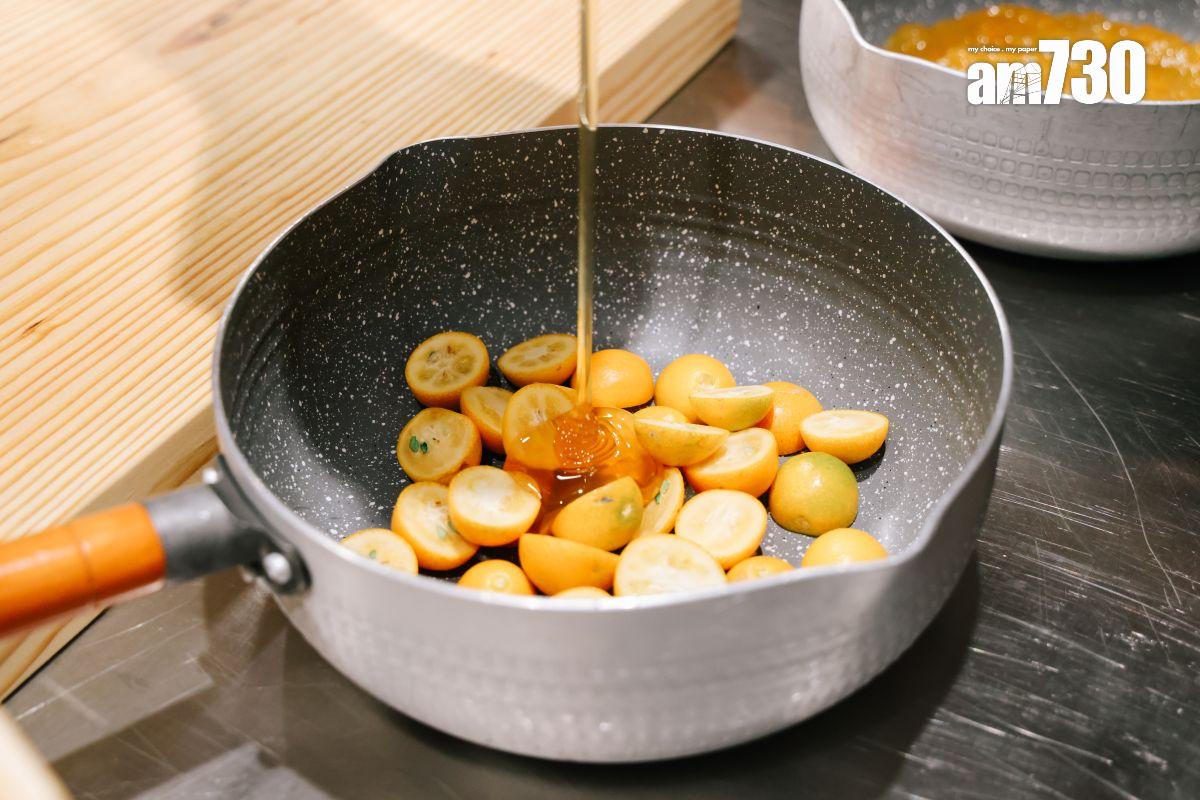 柑桔醬以去核柑桔、永和野山蜂蜜慢煮幾小時至融合濃縮。