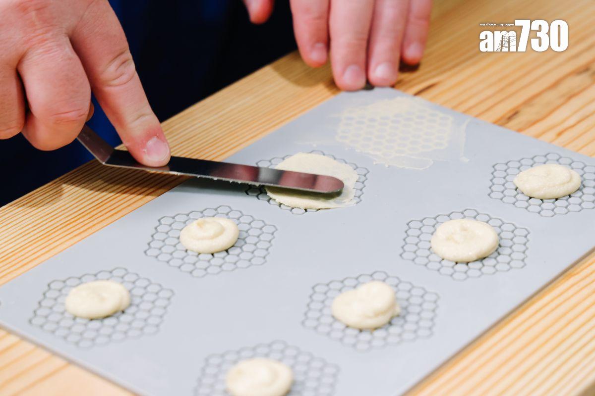 蜂巢形狀的薄脆片用蜂蜜、牛油及麵粉焗製成。