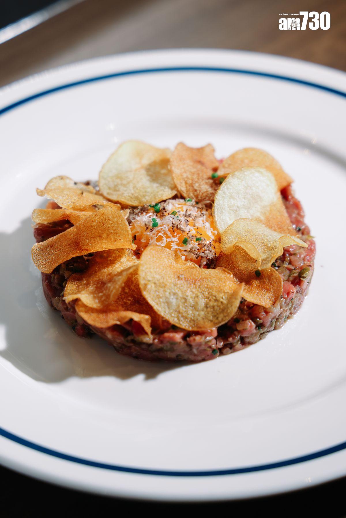 松露生牛肉他他$128 軟嫩的牛肉調味濃淡度點到即止,撈勻蛋漿,配上薯片,口感豐富。