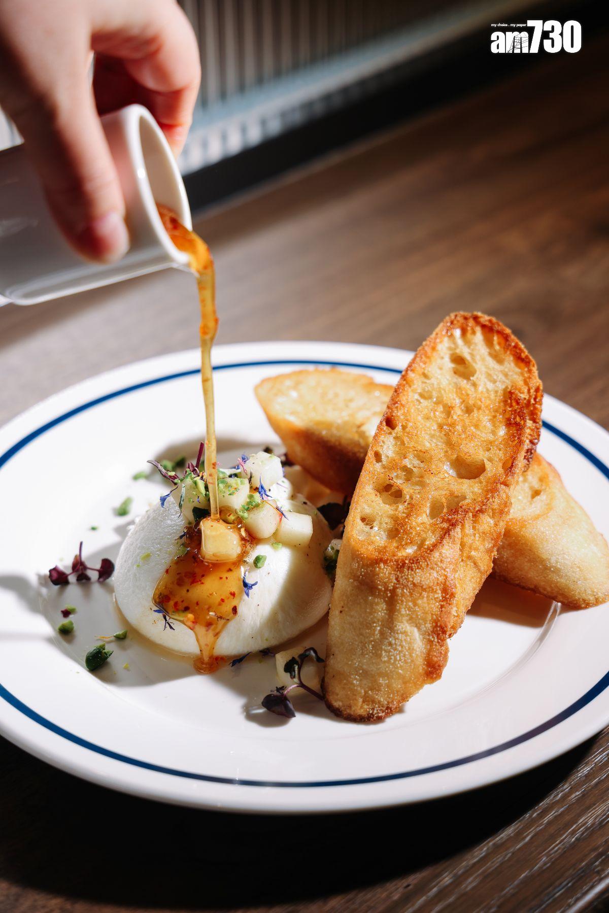 蜜桃白桃布袋芝士$128 在綿軟的芝士淋上溫熱的微辣蜜糖,加上紫蘇葉、清甜的蜜桃及白桃粒,香味富層次。