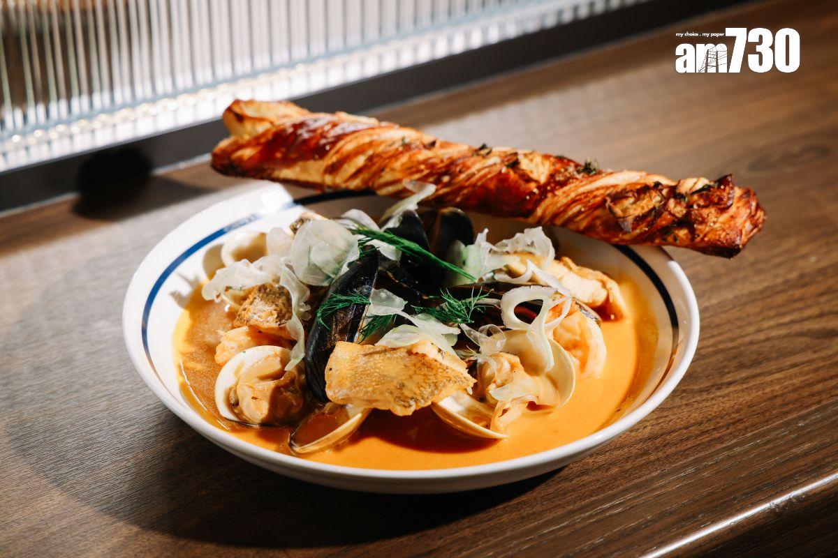 海鮮雜燴配蒜蓉紐結酥$278 龍蝦忌廉湯加入澳洲藍青口、時令白蜆、鯛魚及虎蝦。