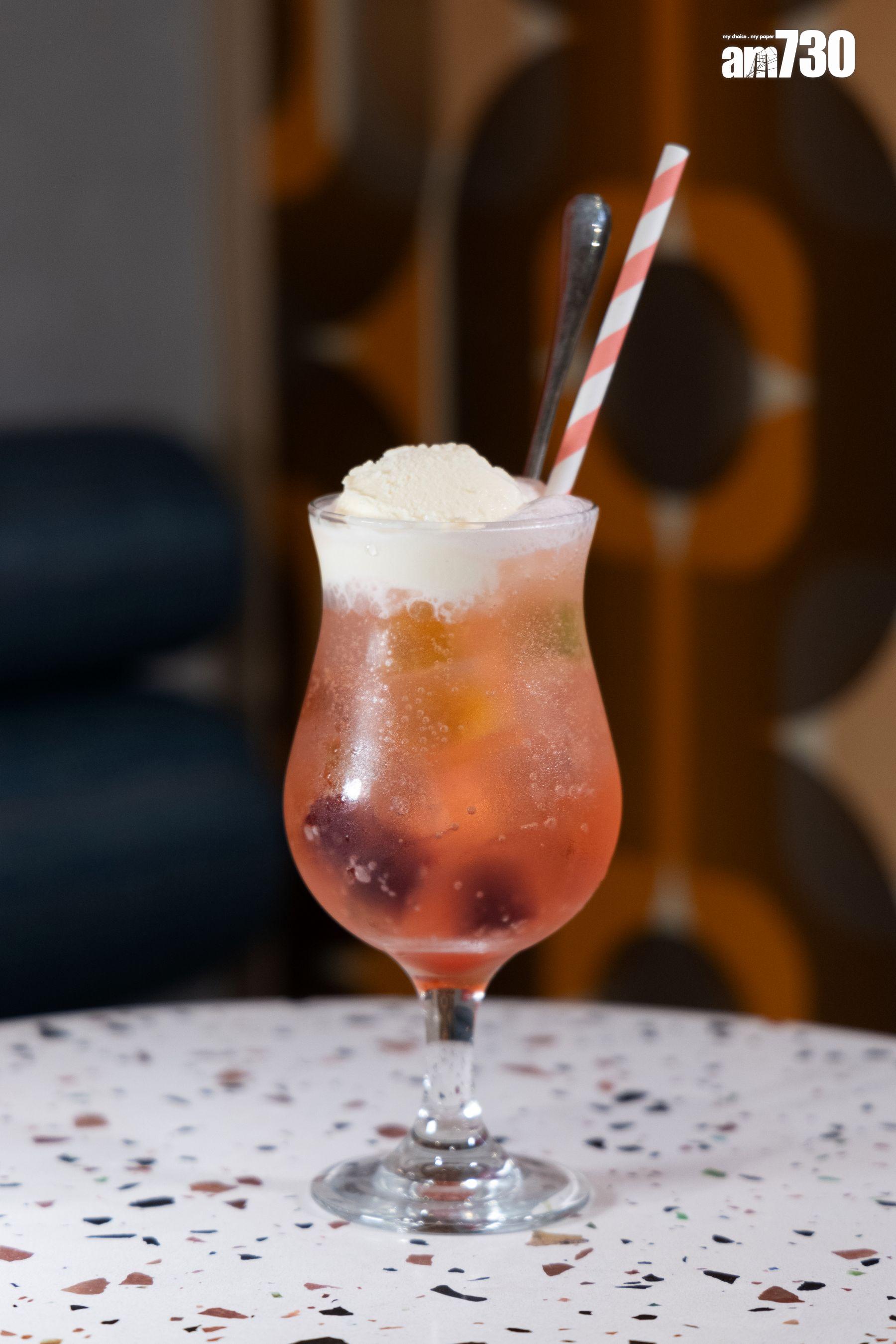 雪糕啫喱黑加侖子梳打$48 有提子、芒果、士多啤梨啫喱及雲呢拿雪糕,滿載兒時回憶。