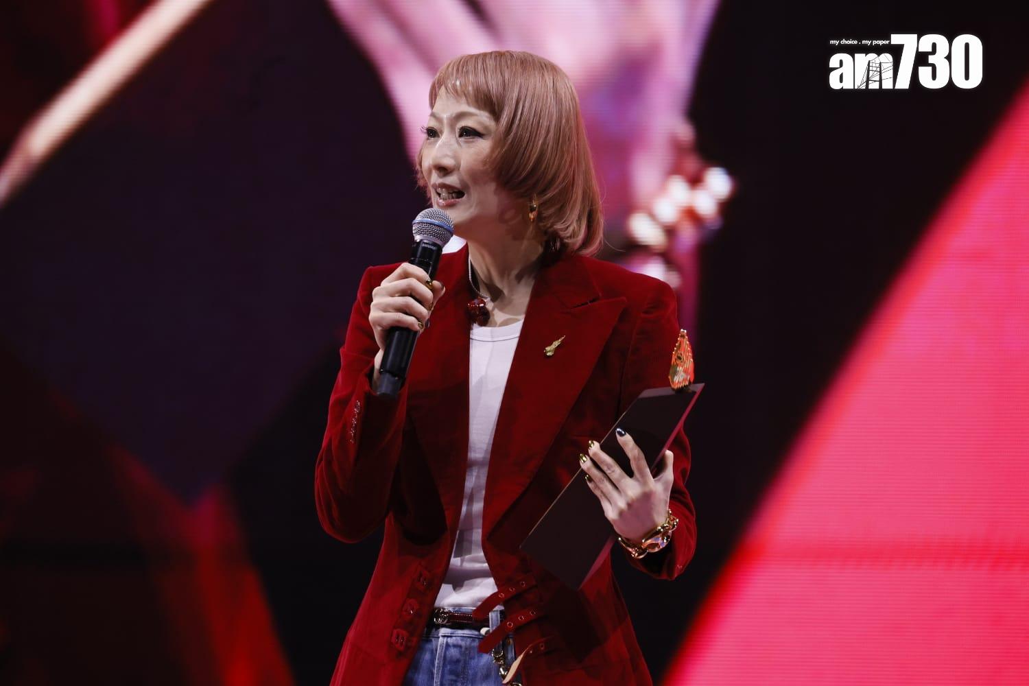 Sammi重著廿年前的服裝上台領獎。(蘇文傑攝)