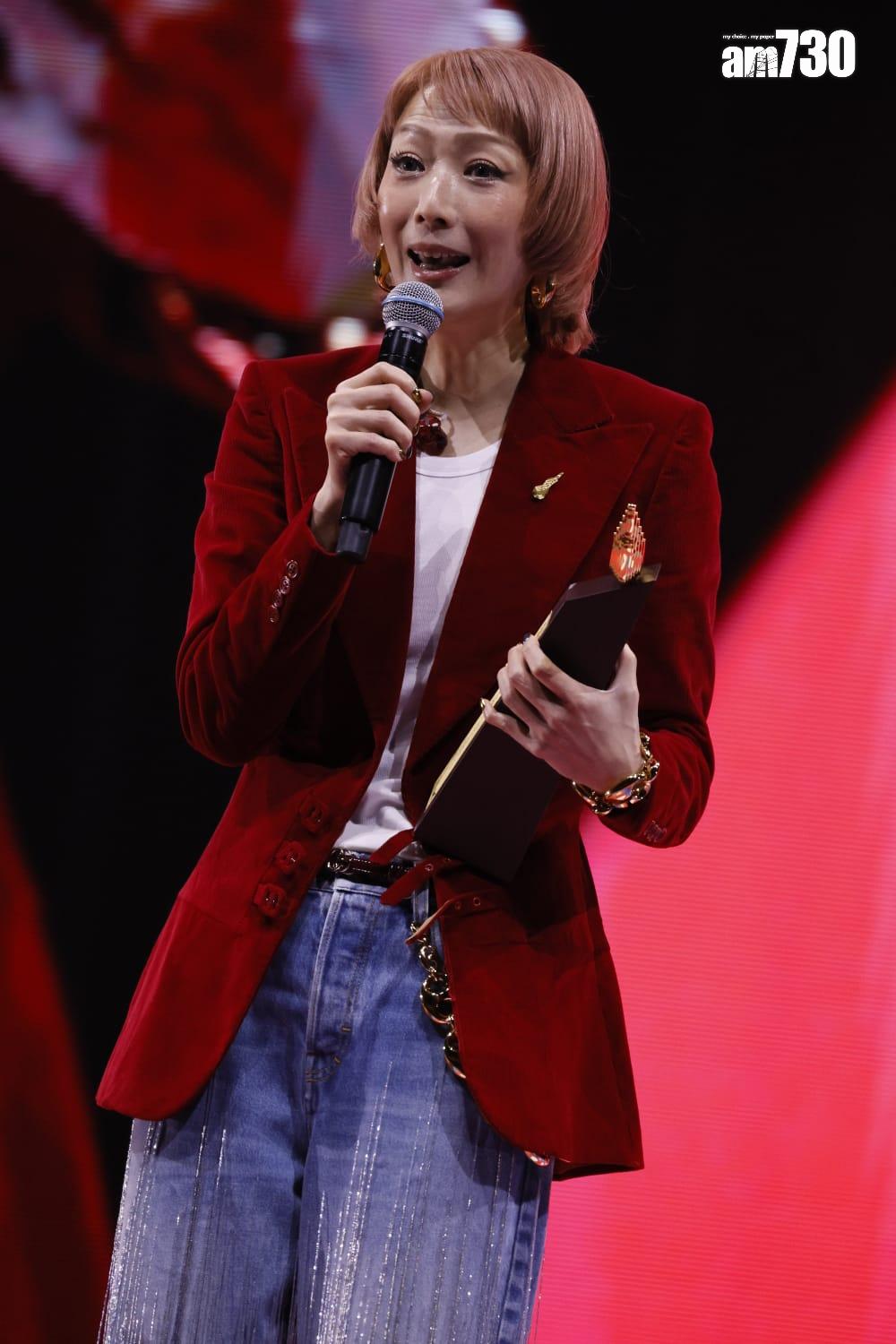 Sammi重著廿年前的服裝上台領獎。(蘇文傑攝)