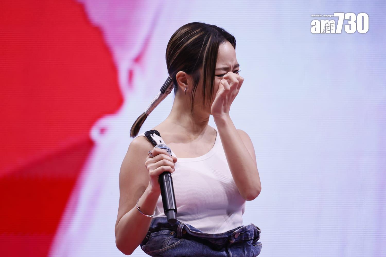 Kiri T憑《至少做一件離譜的事》奪「叱咤十大」第五位,她在台上哭成淚人。(蘇文傑攝)