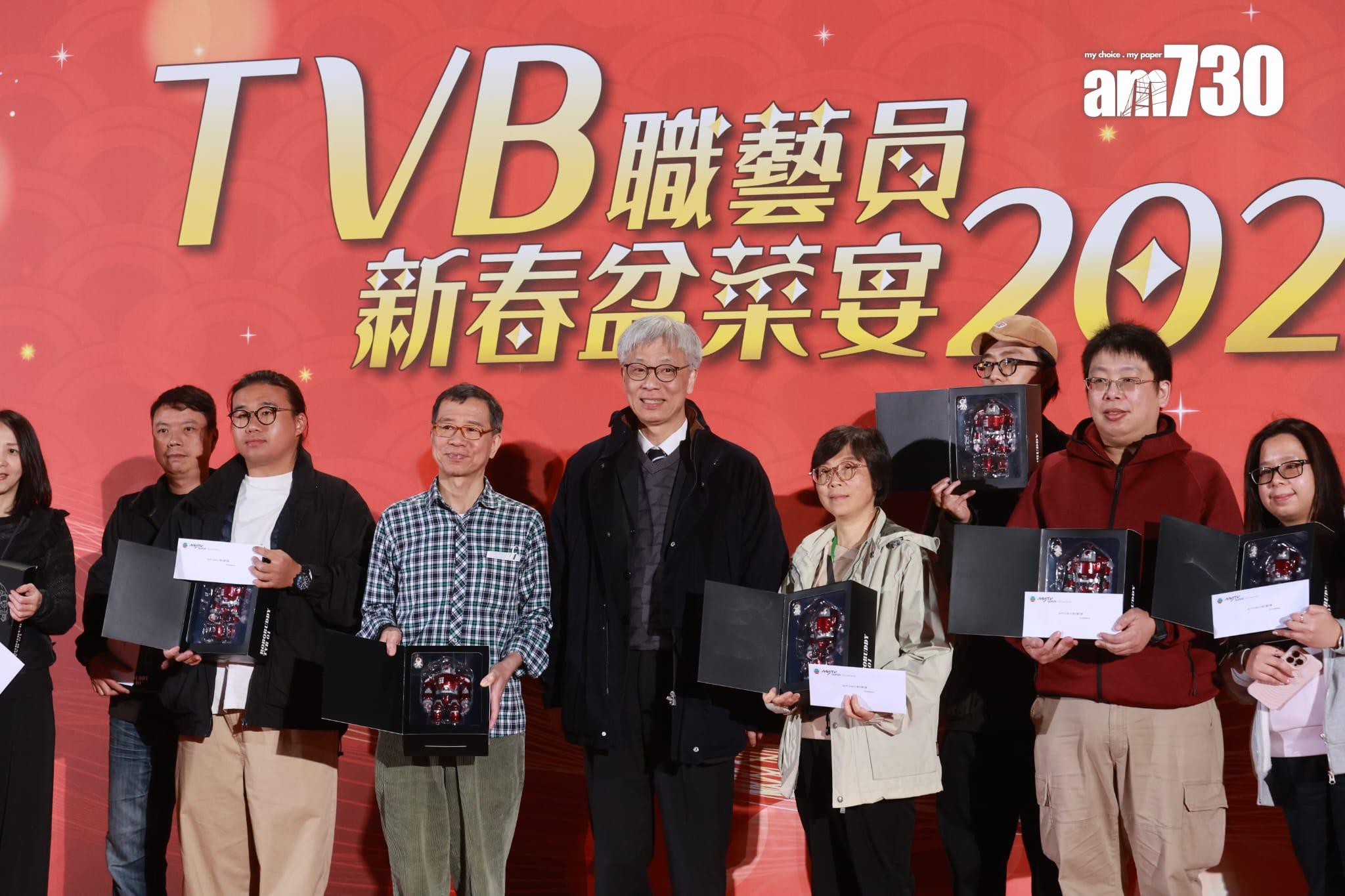 總經理(商務營運)蕭世和頒獎予幸運兒。(羅錦鴻攝)