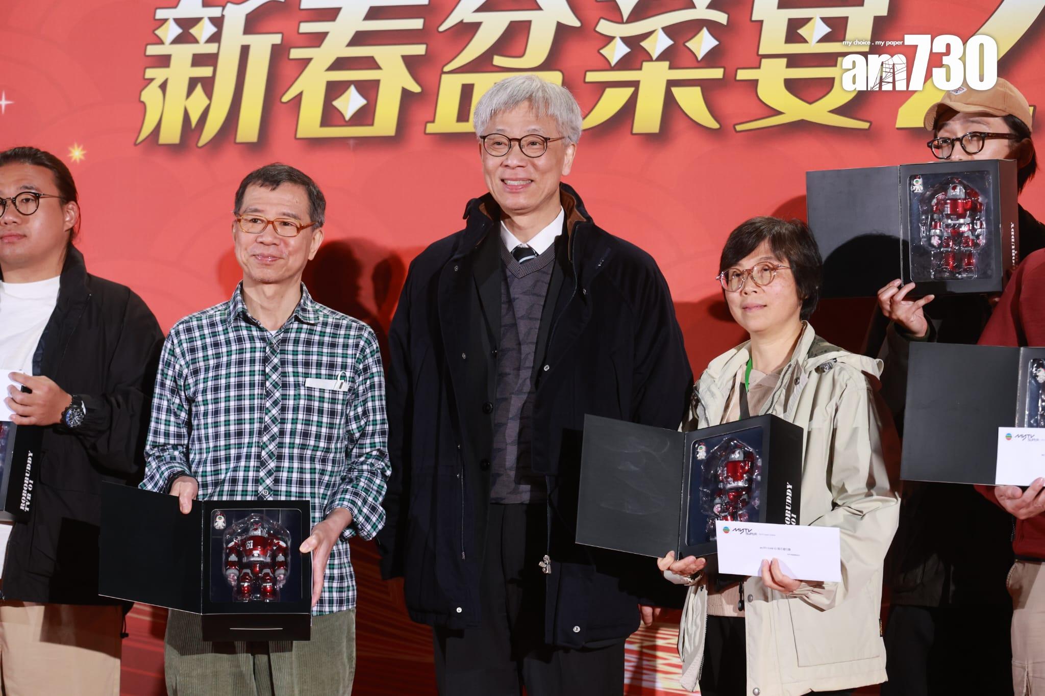 總經理(商務營運)蕭世和頒獎予幸運兒。(羅錦鴻攝)