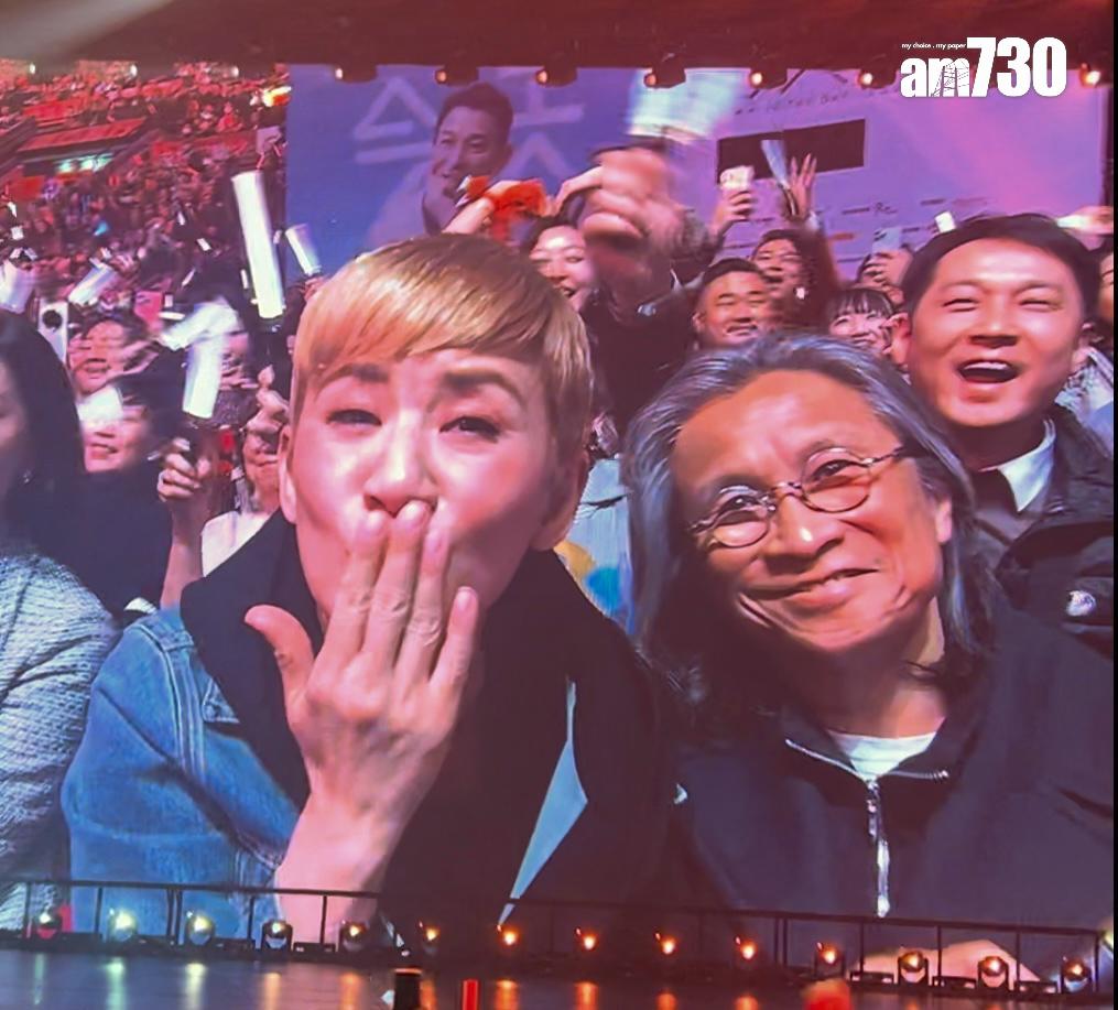 吳君如與陳可辛入場支持劉德華紅館演唱會,興奮送飛吻。