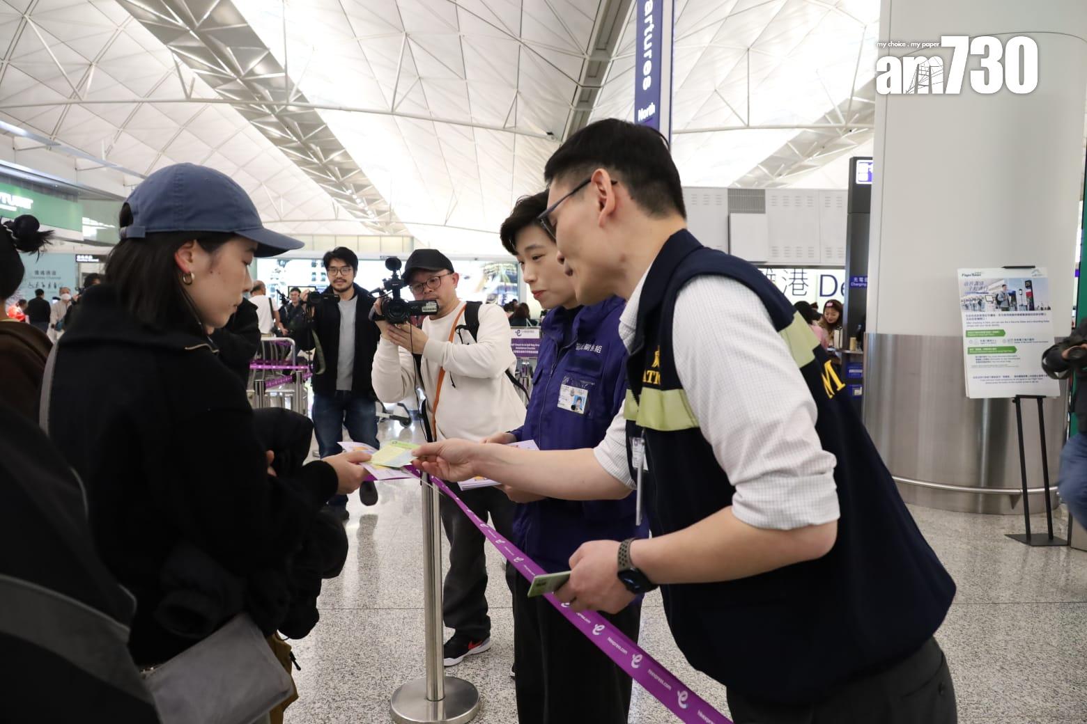 警察和入境處員工在機場,向出發往柬埔寨、泰國等東南亞國家旅客派防騙傳單。(鍾式明攝)