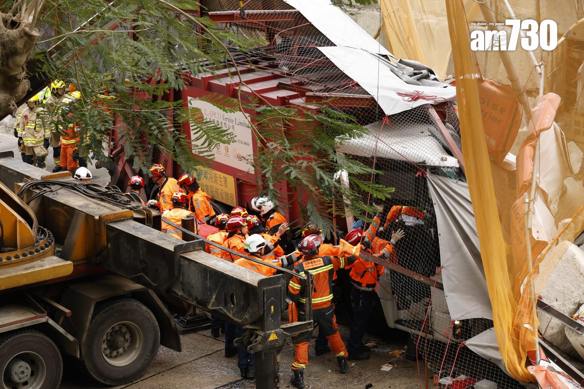 藍田斜坡工程意外,挖泥車翻側撞圍板壓中垃圾車。(林俊源攝)