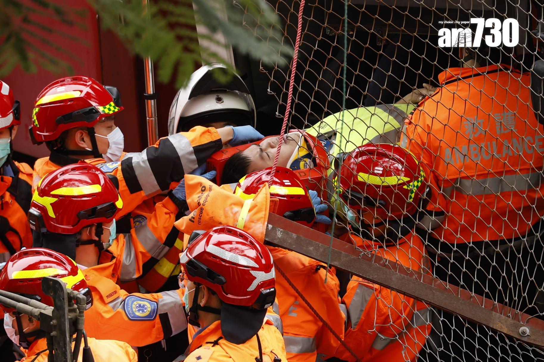 藍田斜坡工程意外,挖泥車翻側撞圍板壓中垃圾車。(林俊源攝)
