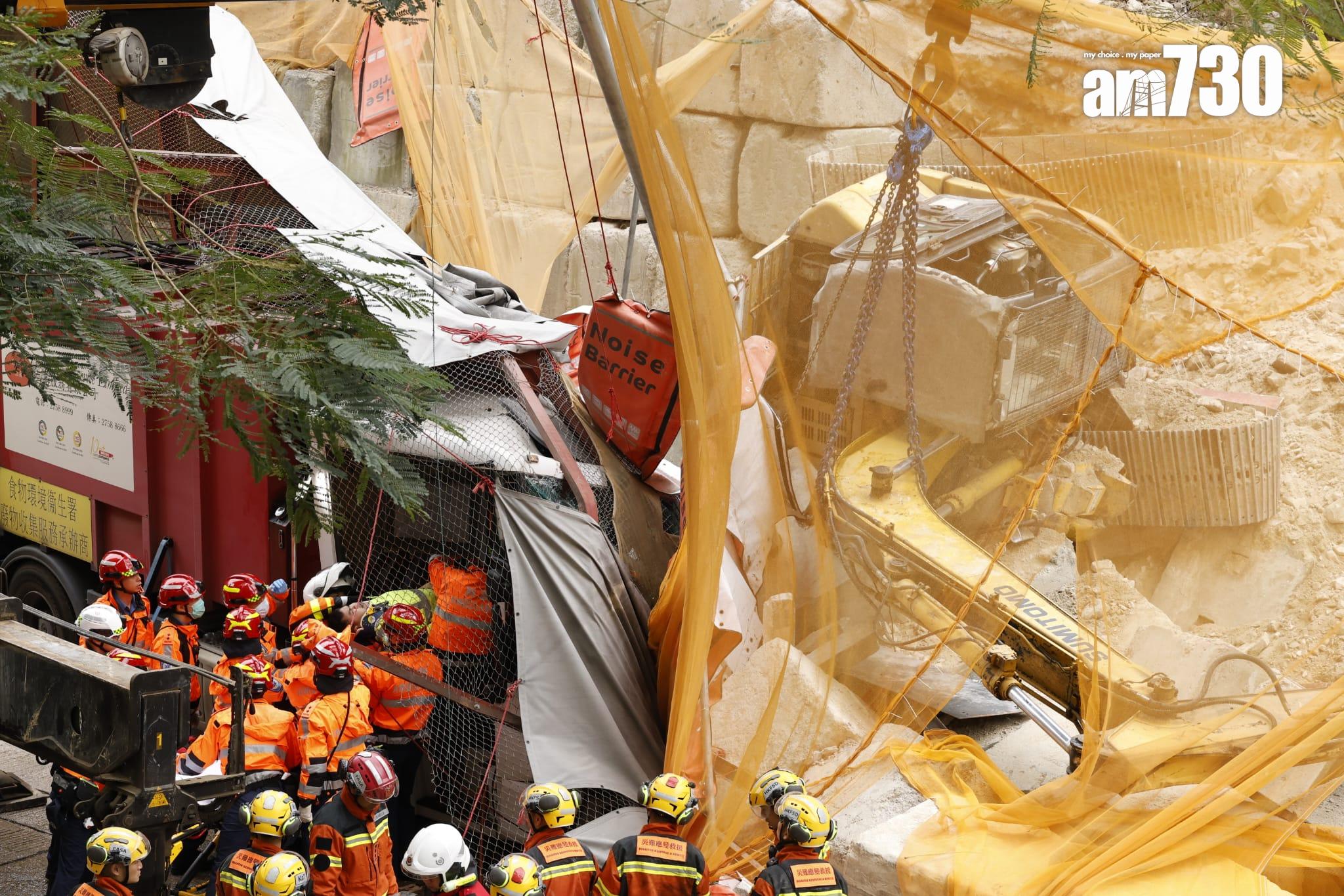藍田斜坡工程意外,挖泥車翻側撞圍板壓中垃圾車。(林俊源攝)