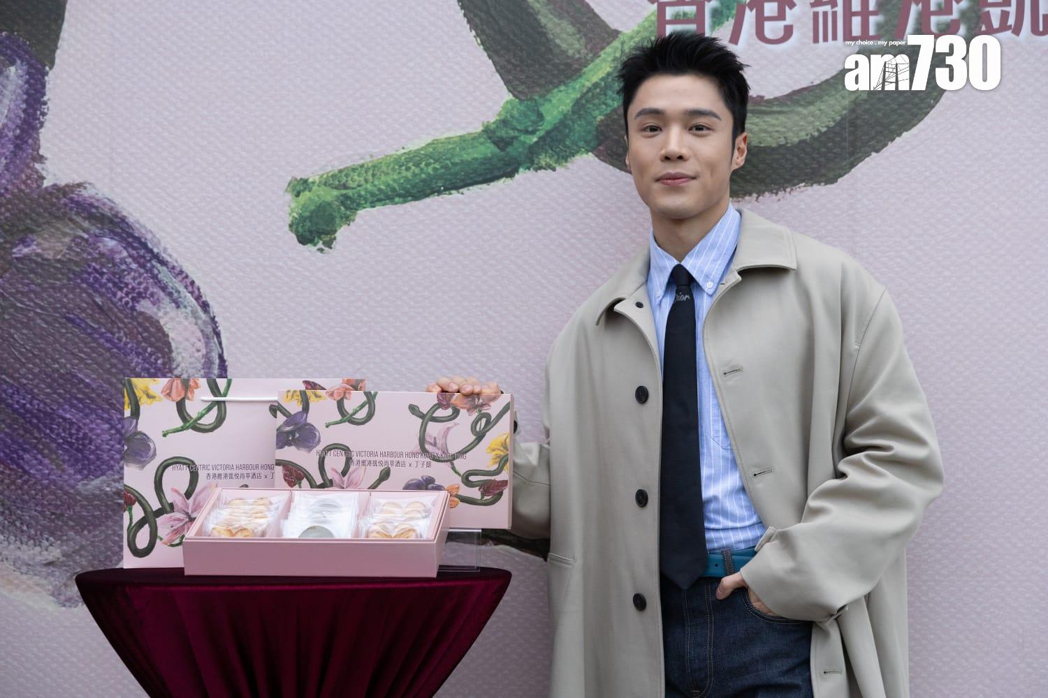 今次為酒店設計的蝴蝶酥曲奇禮盒,源自Karl的一幅花畫。(蘇文傑攝)