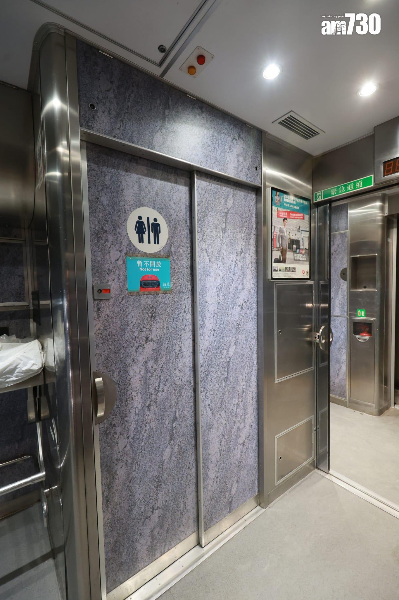 市民可登上列車參觀車廂設施。(羅錦鴻攝)