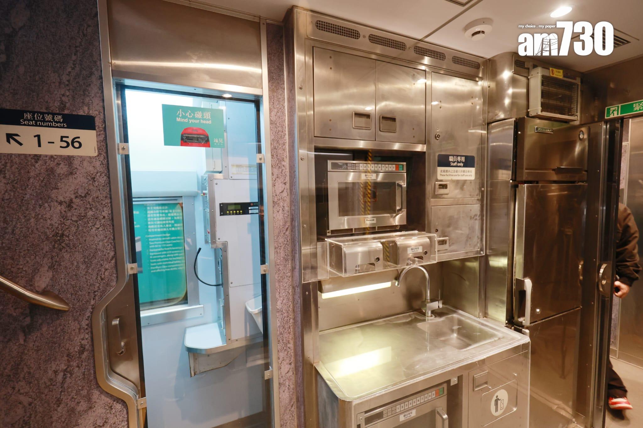 市民可登上列車參觀車廂設施。(羅錦鴻攝)