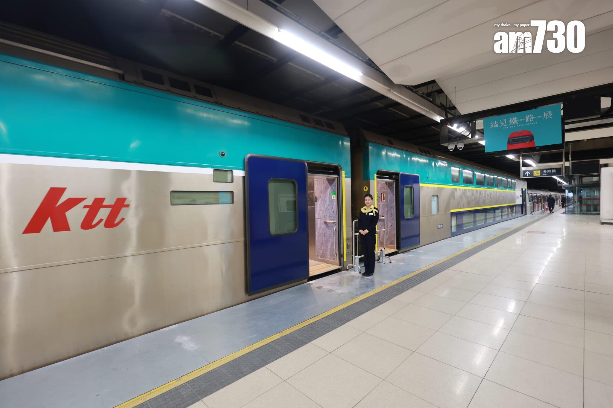 車身以綠、藍、白色為主,保留兩鐵合併前九廣鐵路的「KTT」標誌。(羅錦鴻攝)