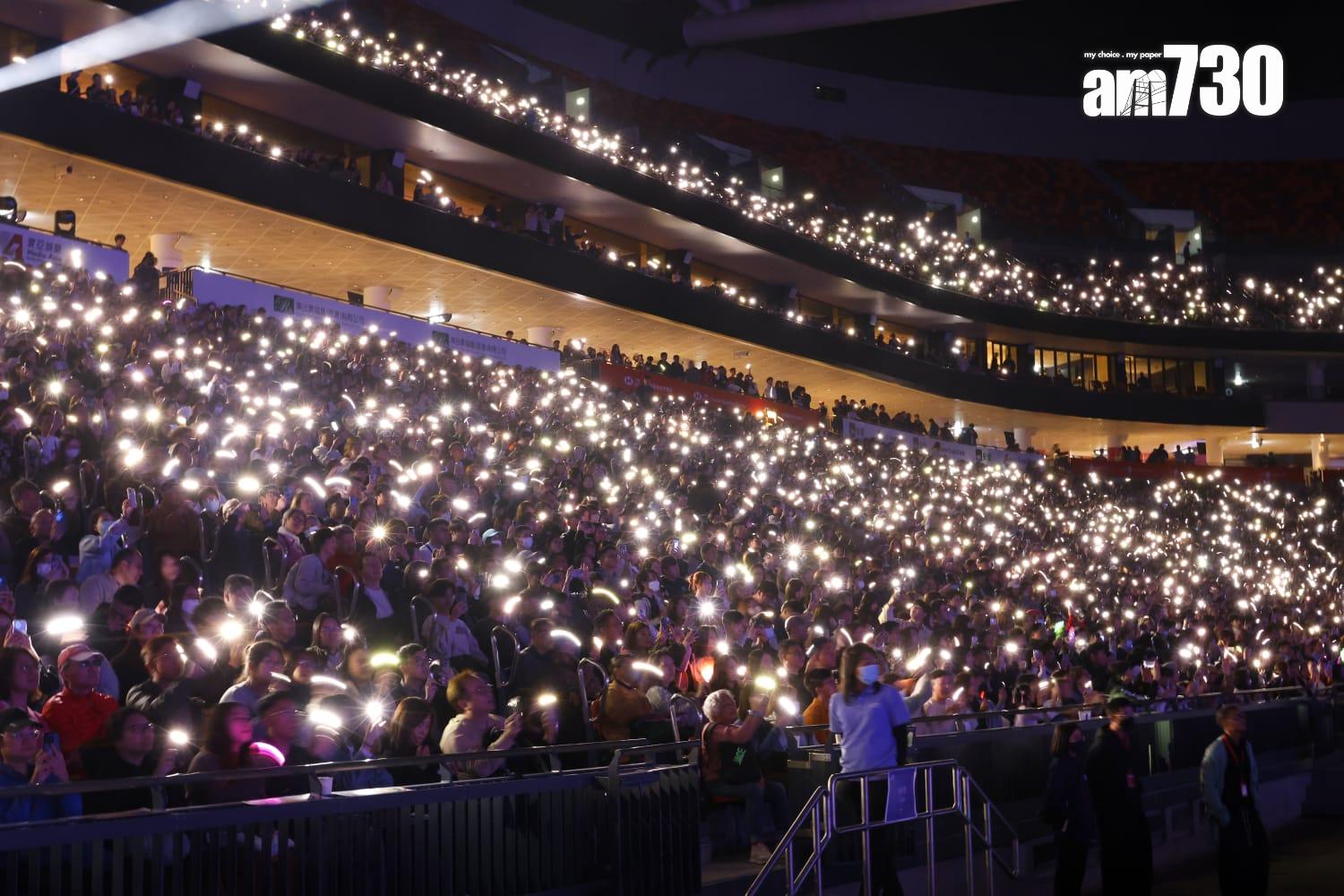 Tim等人就走出小型T-字台唱歌及彈結他,全場high爆。(林俊源攝)