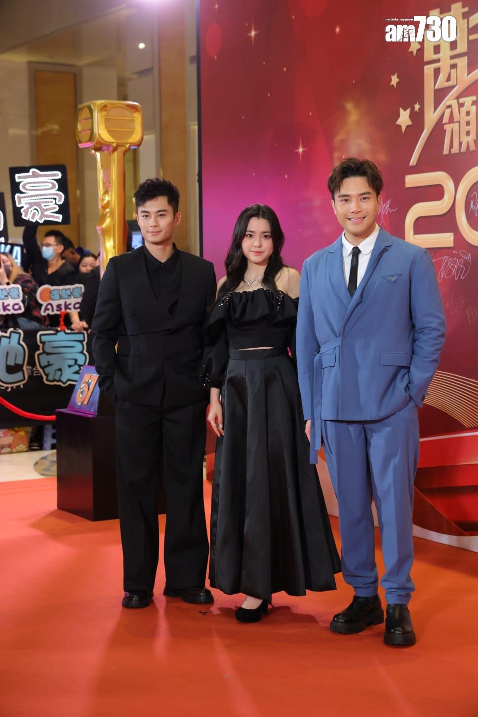 姚焯菲由陳浚霆、孔德賢傍住行紅地毯。 (吳康琦攝)
