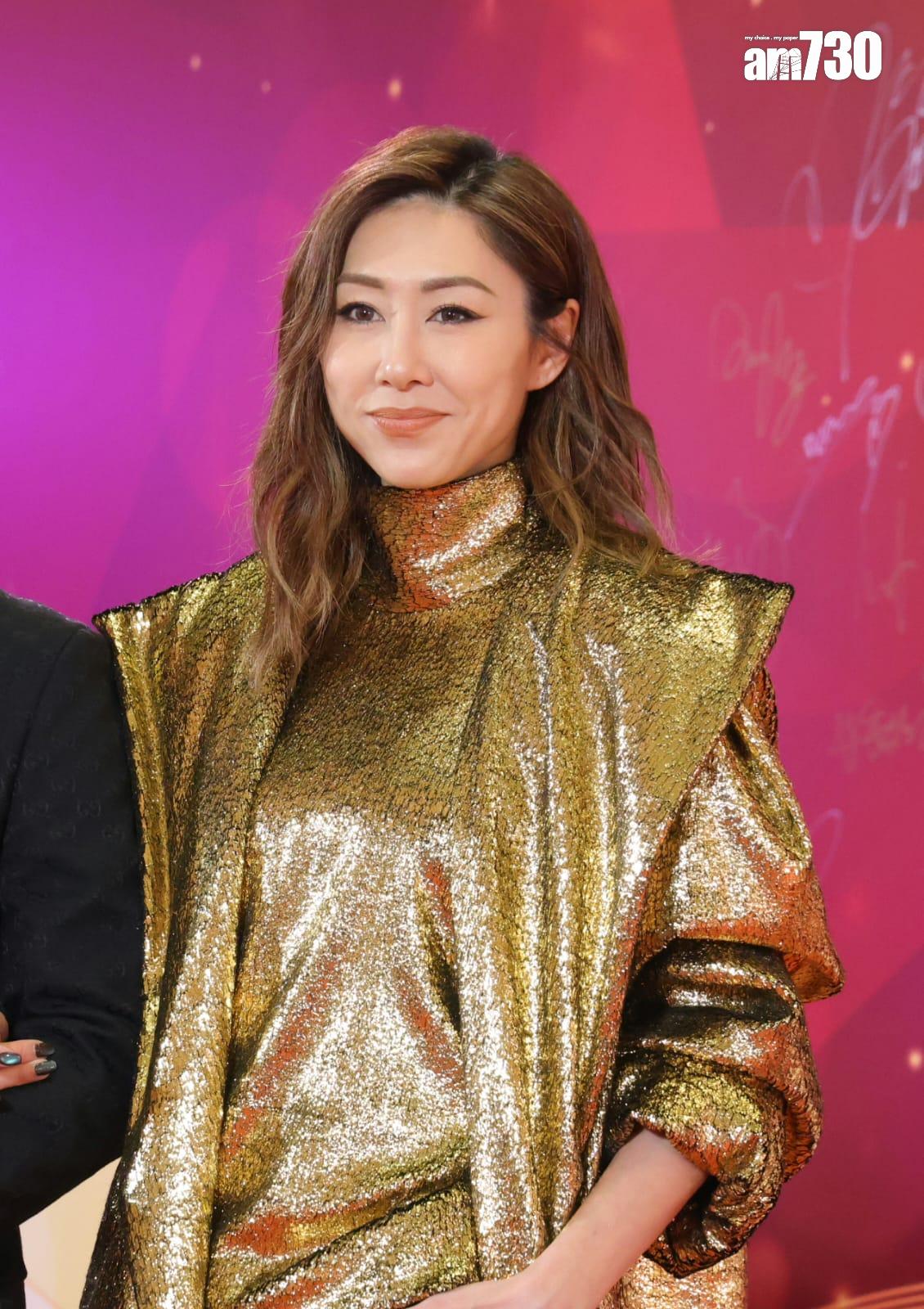 胡定欣就以全金色的打扮現身。