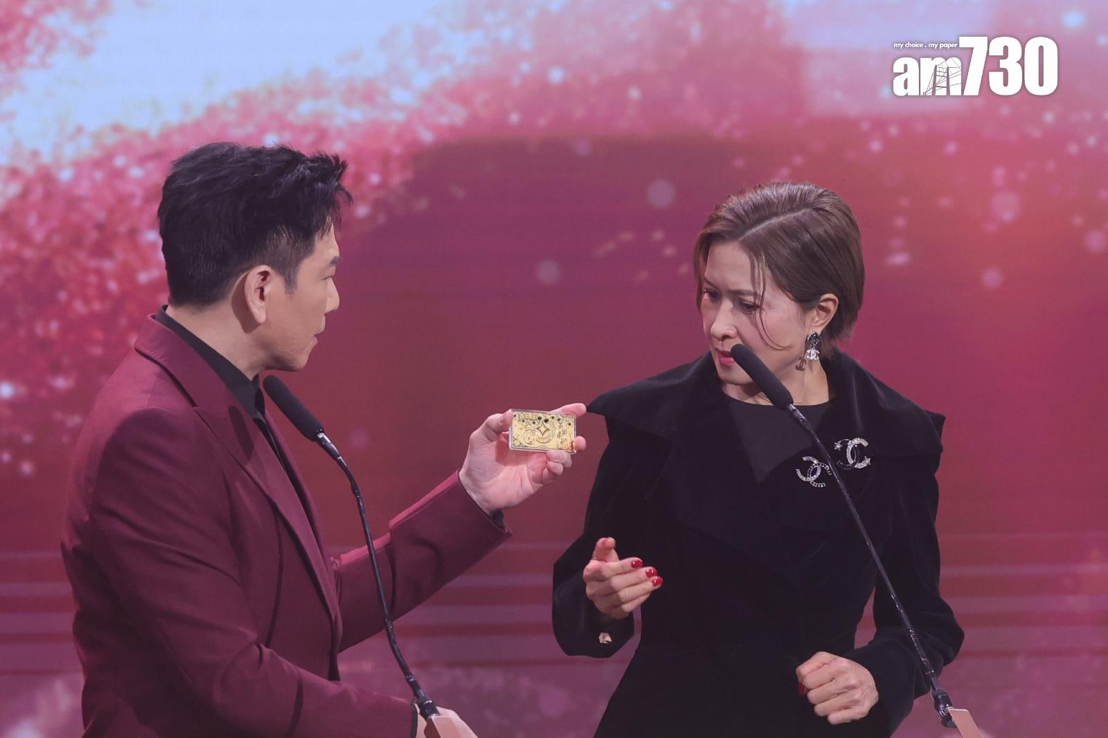 溫兆倫為下月60歲生日的邵美琪送上「happy birthday」金牌。