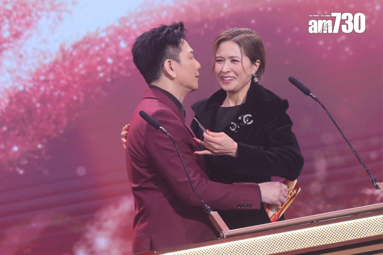 溫兆倫與邵美琪在台上互相擁抱。