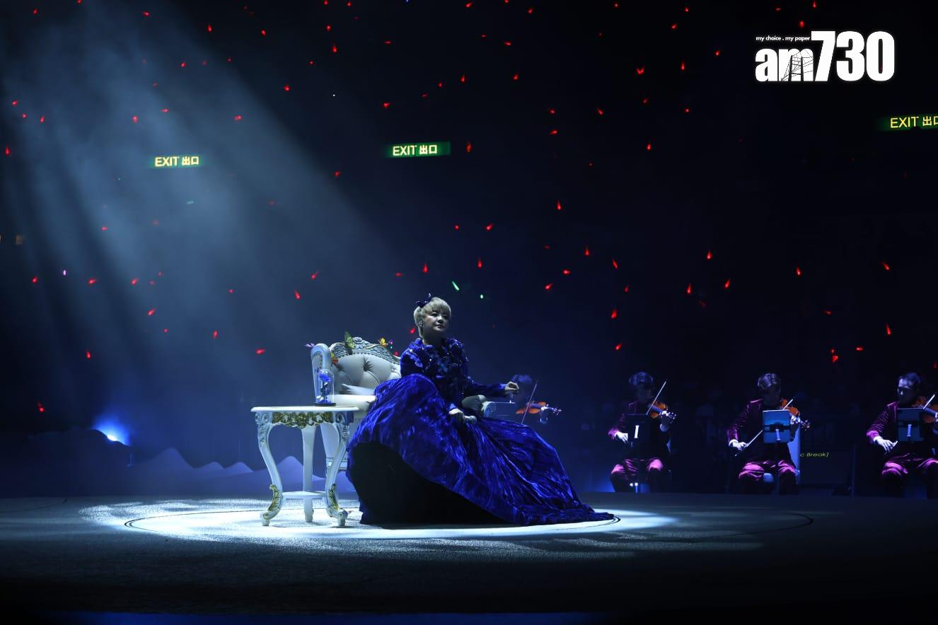 陳慧嫻在何秉及一眾樂手眾奏下唱繼續演唱。