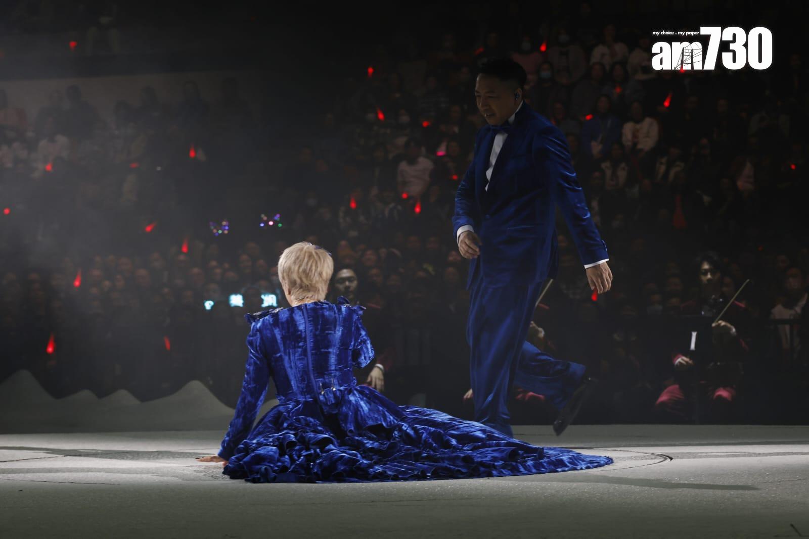 陳慧嫻疑因裙擺太重加上穿高跟鞋的關係,令她失平衡跌倒坐在台上。