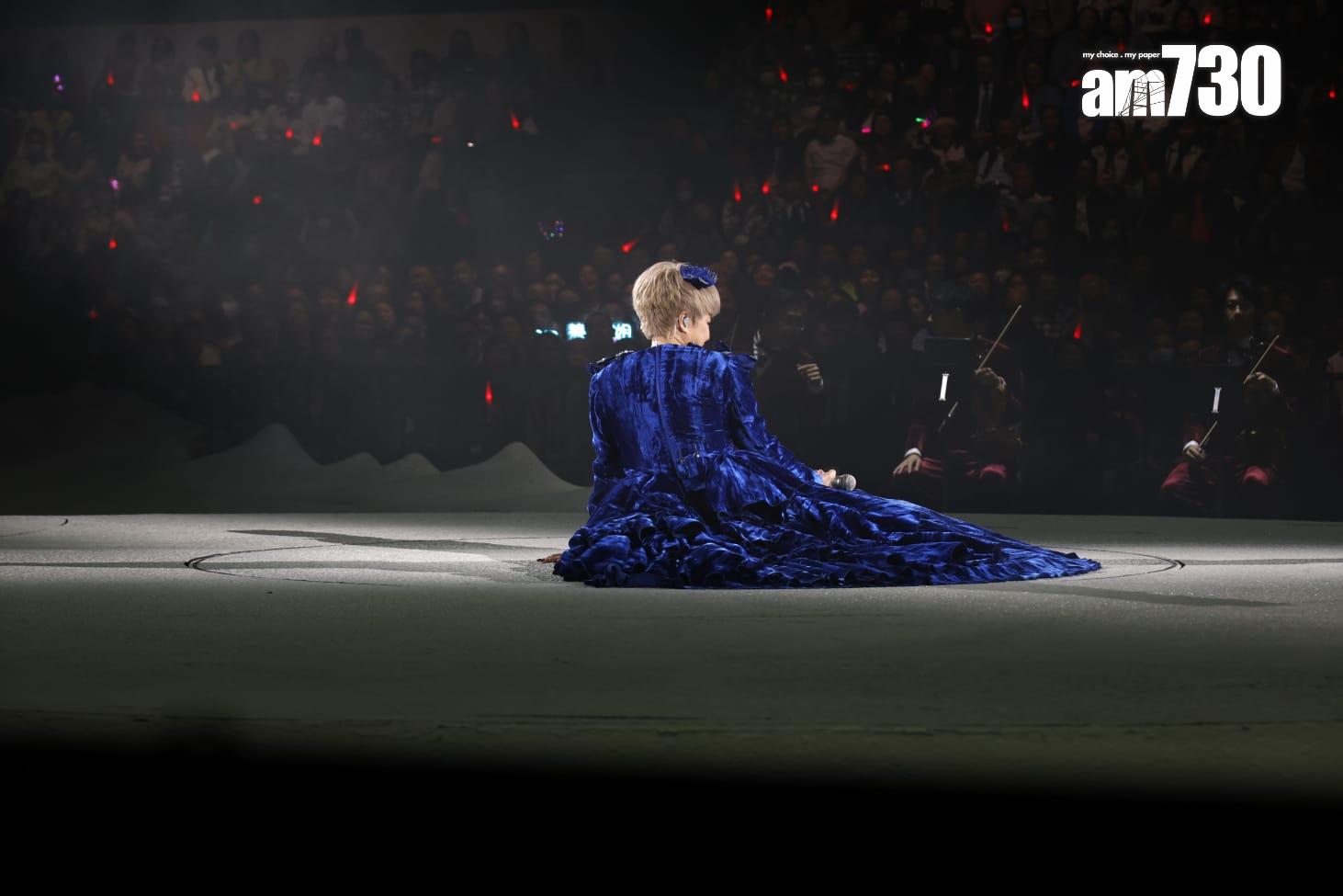 陳慧嫻疑因裙擺太重加上穿高跟鞋的關係,令她失平衡跌倒坐在台上。