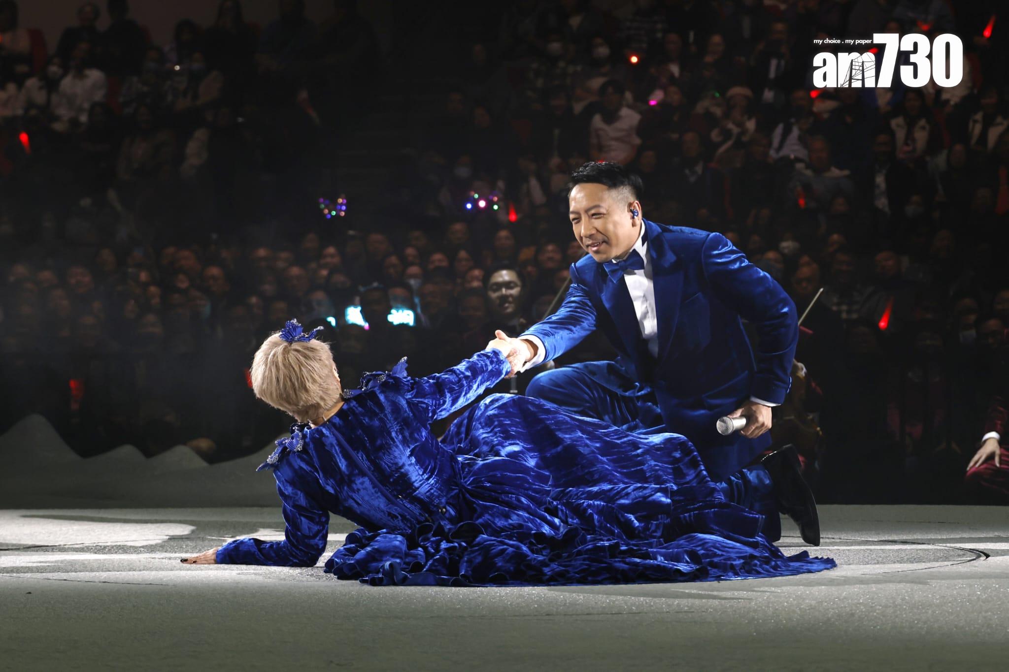 陳慧嫻疑因踩裙腳不慎跌倒,何秉舜上前扶起她。