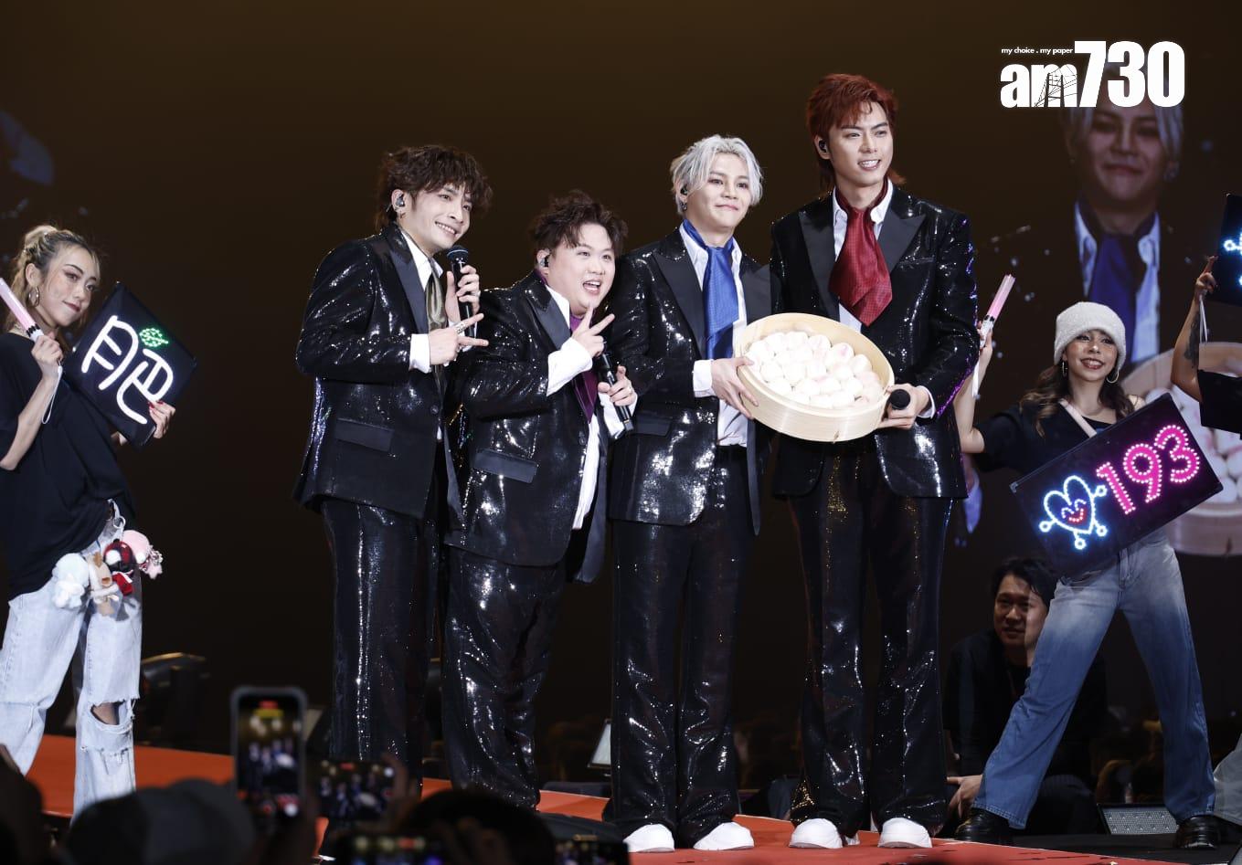 保錡34歲生日,全場大合唱生日歌,經理人濟哥捧上壽包。(林俊源攝)