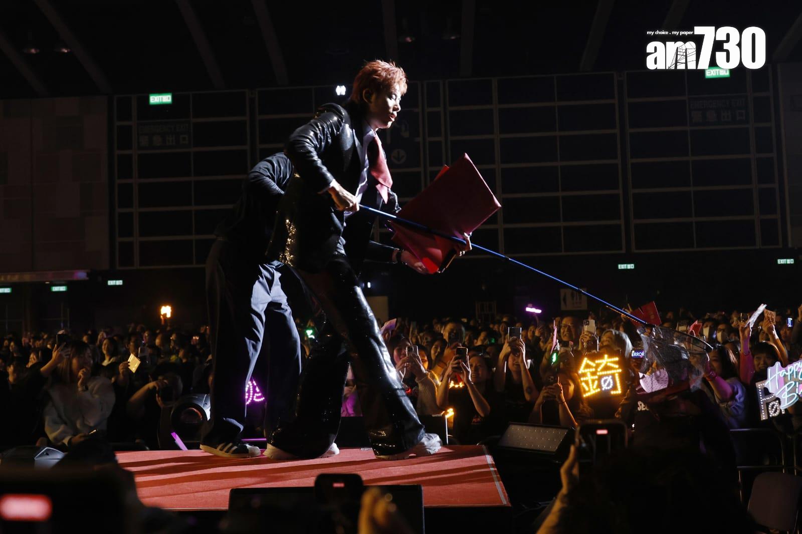 《ERROR “WHAT’S GOING WRONG??” 2025》演唱會,四子用魚網逗利是。(林俊源攝)