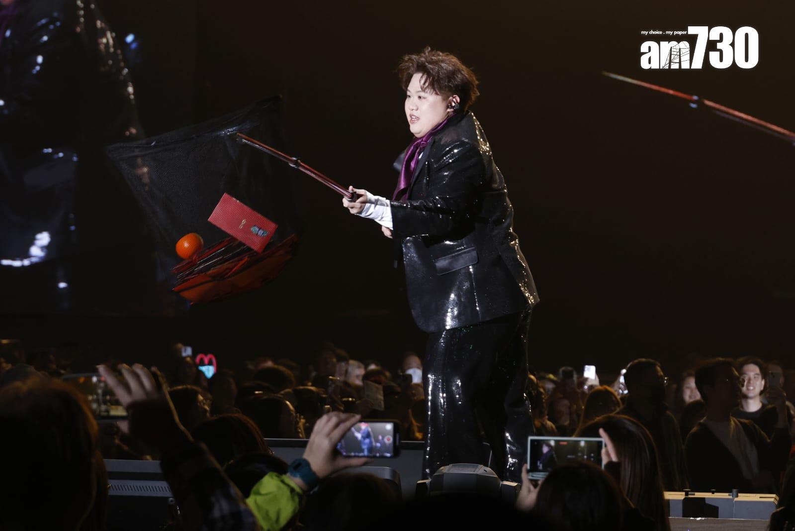 《ERROR “WHAT’S GOING WRONG??” 2025》演唱會,四子用魚網逗利是。(林俊源攝)