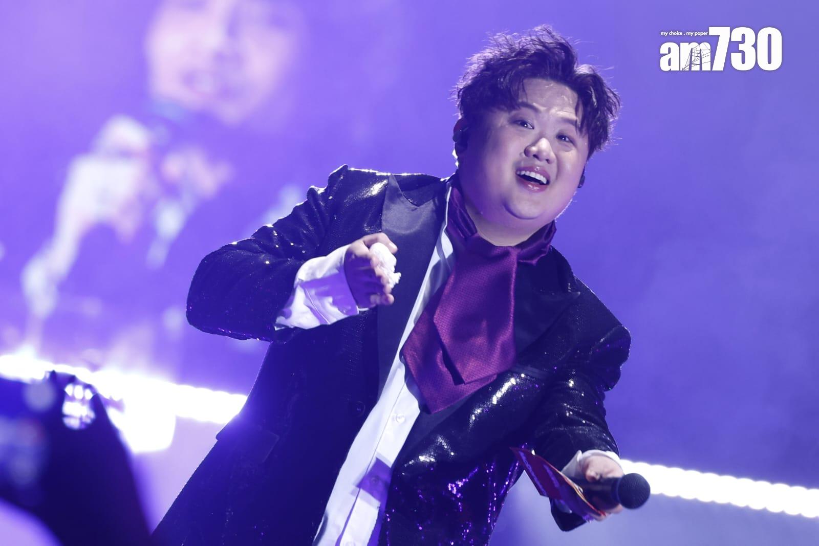 《ERROR “WHAT’S GOING WRONG??” 2025》演唱會,肥仔扮曾志偉唱歌。(林俊源攝)