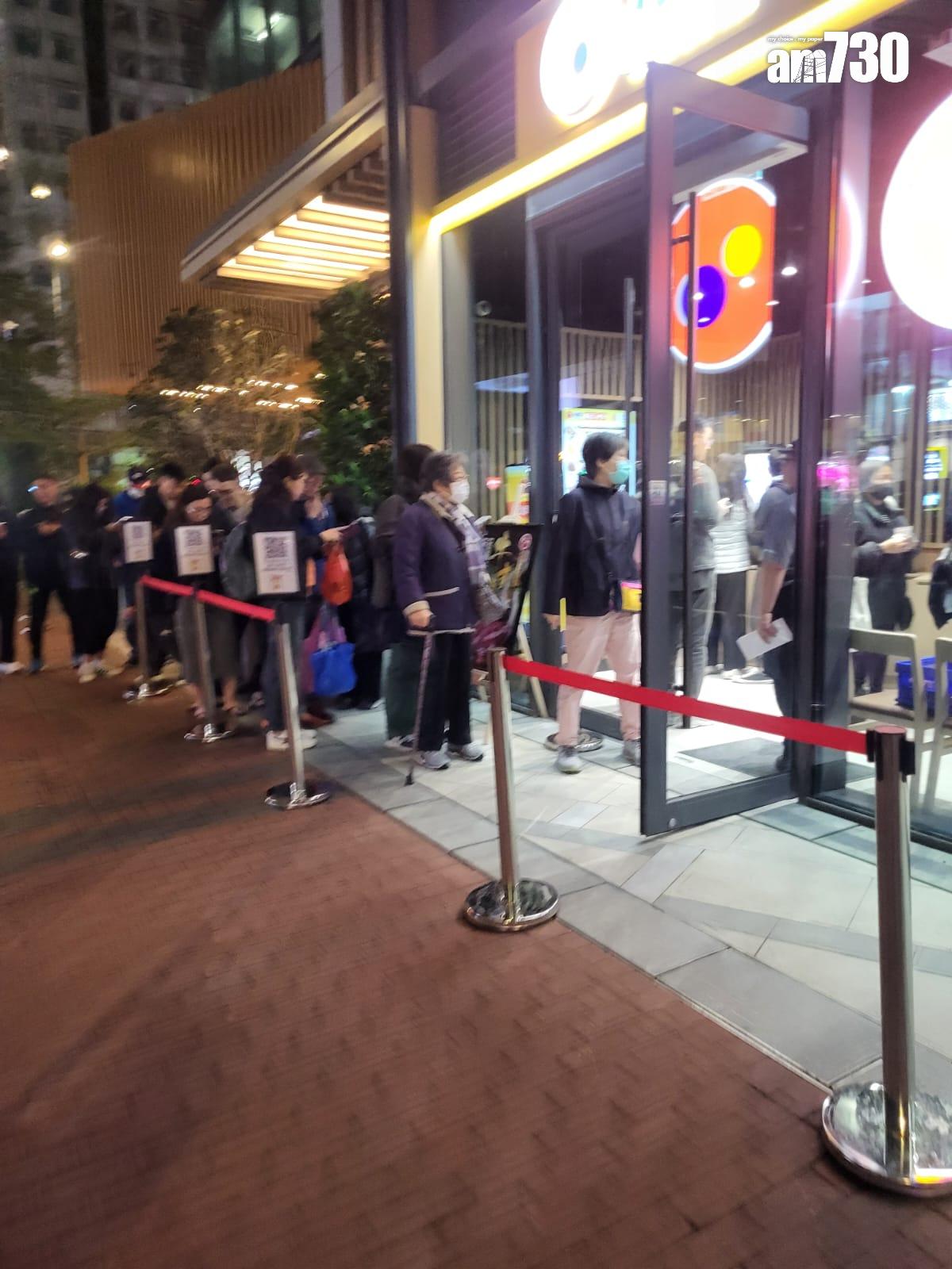 昨晚1月27日6時50分,長沙灣分店門口現人龍。(林俊源攝)